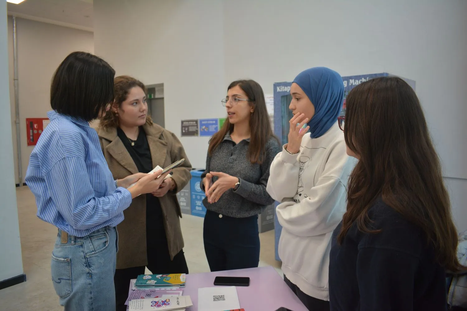 Ege Üniversitesi Ebelik Topluluğu ve Türkiye Aile Planlaması Vakfı, gençler arasında cinsel yolla bulaşan hastalıklar konusunda farkındalık yaratmak için önemli bir adım attı.