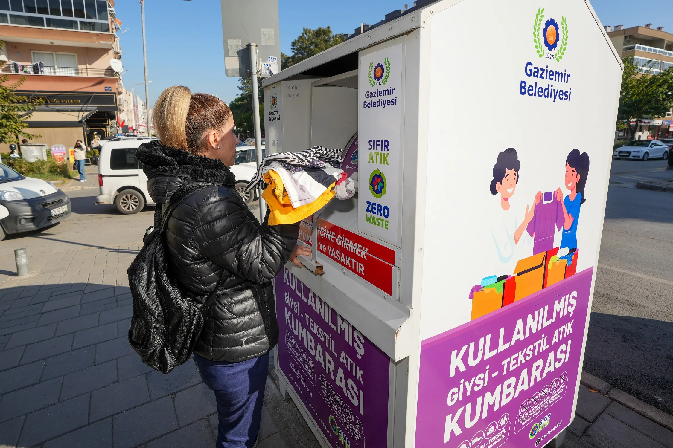 Gaziemir Belediyesi, tekstil atıklarını değerlendirerek hem çevreye hem de ekonomiye katkı sağlıyor. Yapılan ihaleyle belediye kasasına 3 milyon TL'den fazla para girecek. 