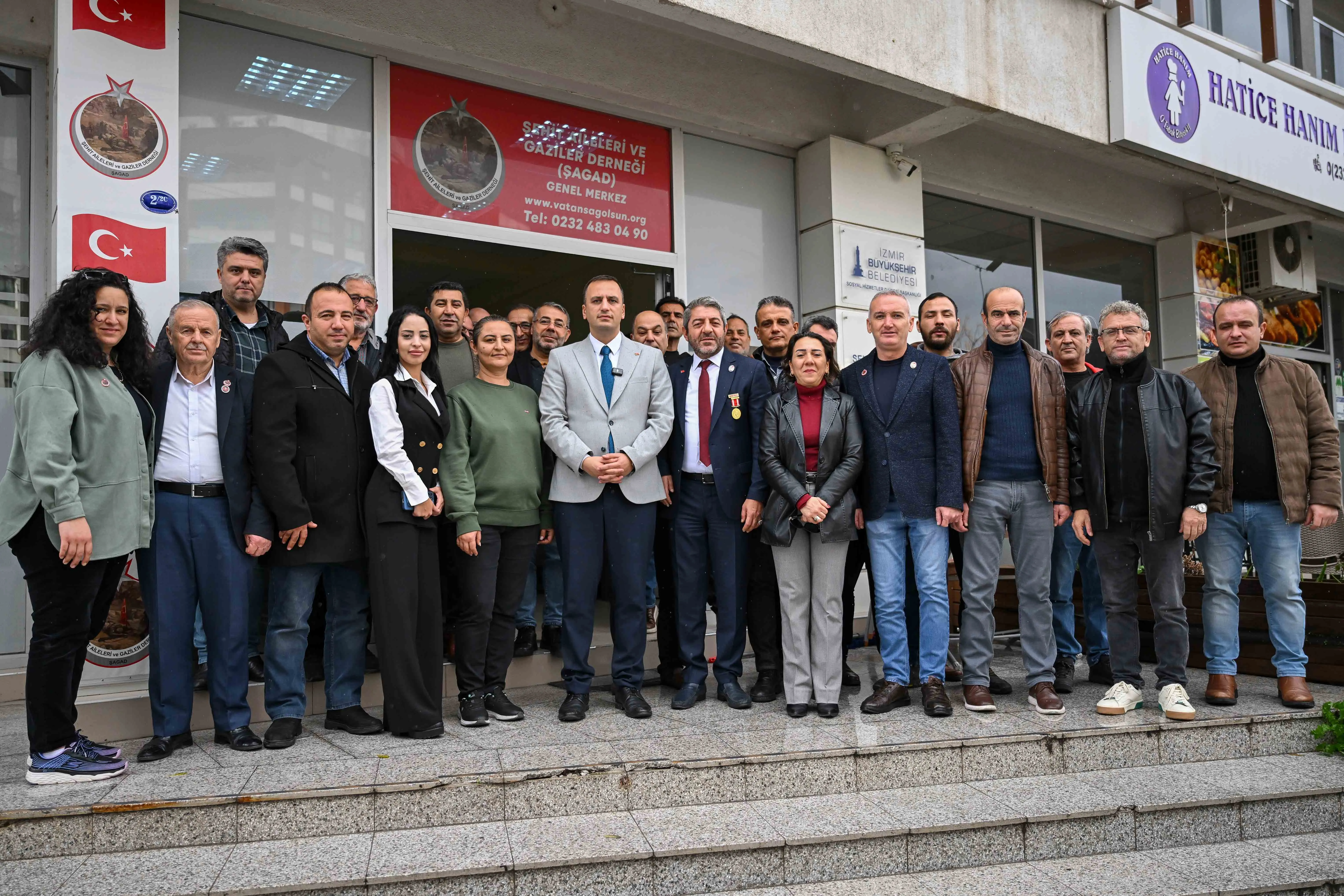  Bornova Belediye Başkanı Ömer Eşki, şehit ailelerine özel bir masa kurarak destek olacaklarını duyurdu. Şehitlik düzenlemesi de yapılacak. Tüm şehit ailelerine ev ziyaretleri gerçekleştirilecek.