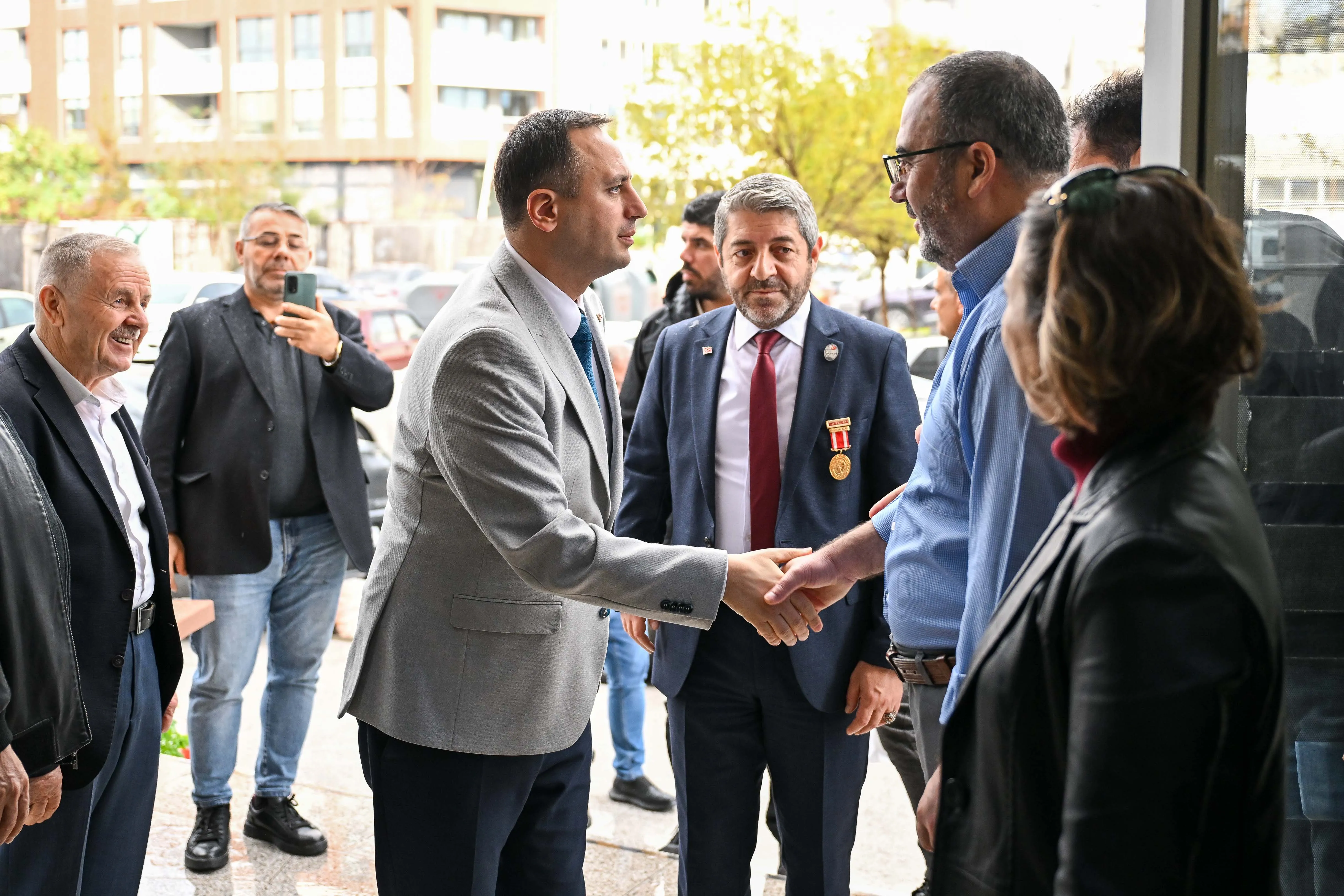  Bornova Belediye Başkanı Ömer Eşki, şehit ailelerine özel bir masa kurarak destek olacaklarını duyurdu. Şehitlik düzenlemesi de yapılacak. Tüm şehit ailelerine ev ziyaretleri gerçekleştirilecek.