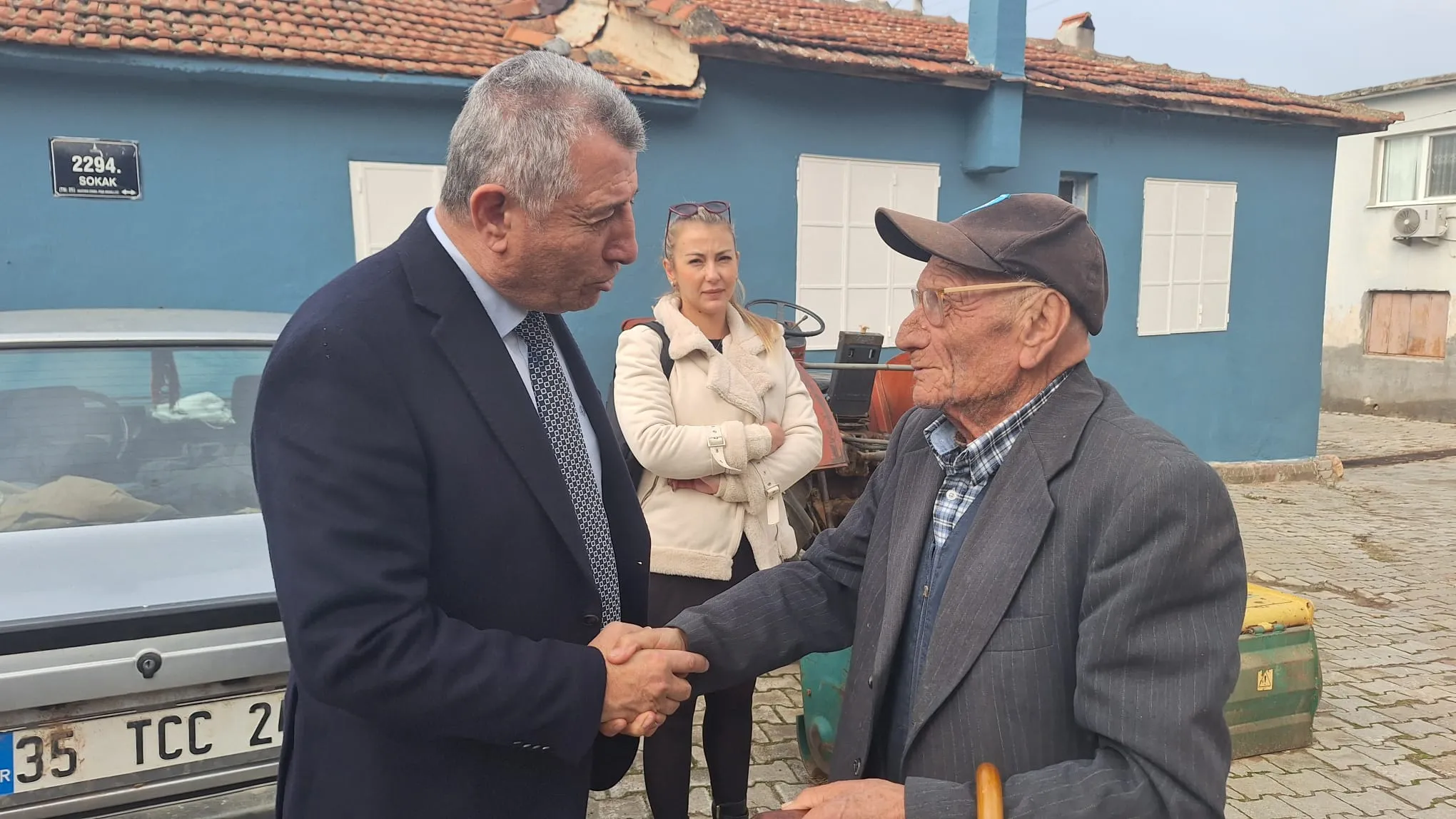 Güzelbahçe Belediyesi, sosyal belediyecilik anlayışıyla vatandaşların yüzünü güldürüyor. Başkan Günay ve ekibi, kapı kapı dolaşarak ihtiyaçları karşılıyor. Yardım faaliyetleri aralıksız sürüyor.