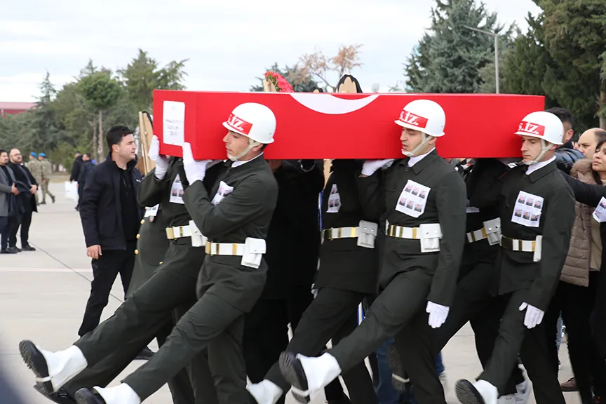 Keçiborlu ilçesinde helikopter kazasında şehit düşen Isparta Kara Havacılık Okul Komutanı Tuğgeneral İsa Baydilli ve 5 asker için askeri hastanede düzenlenen törenle naaşları teslim alındı.