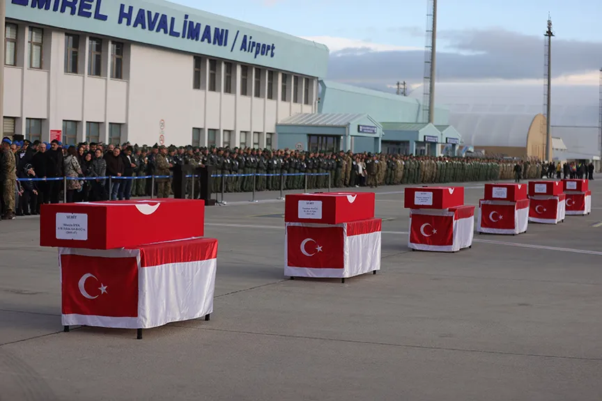 Keçiborlu ilçesinde helikopter kazasında şehit düşen Isparta Kara Havacılık Okul Komutanı Tuğgeneral İsa Baydilli ve 5 asker için askeri hastanede düzenlenen törenle naaşları teslim alındı.