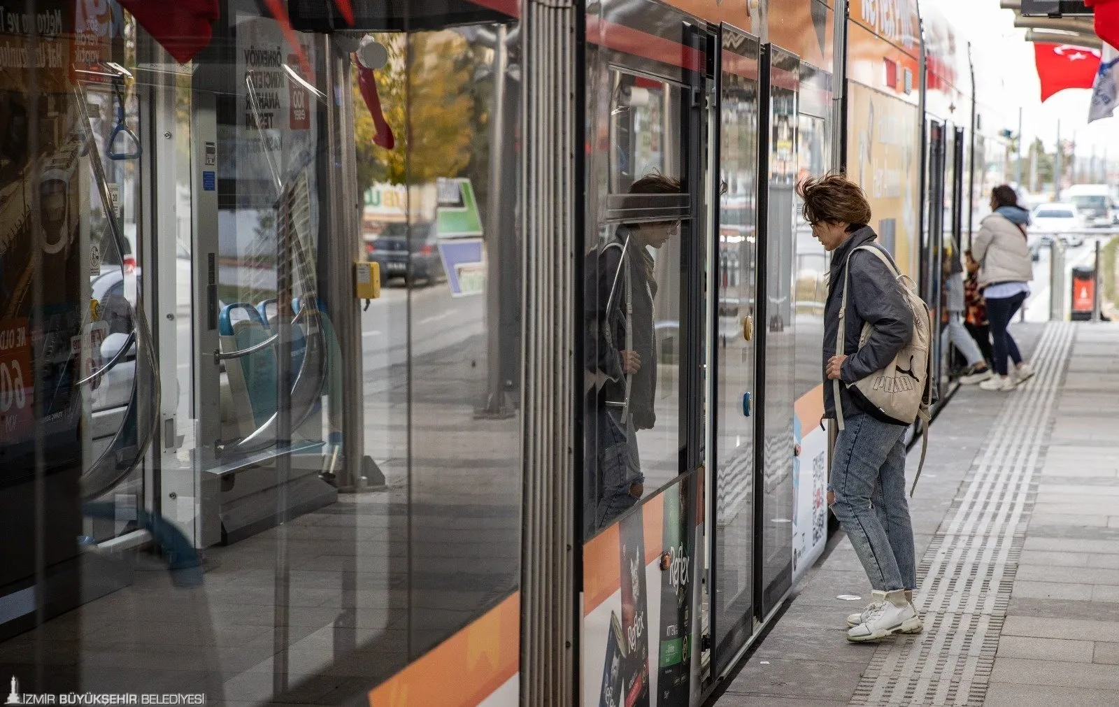  İzmir Büyükşehir Belediyesi, tramvay filosunu genişletiyor. Bozankaya'nın kazandığı ihaleyle 22 yeni tramvay, İzmir'e daha konforlu ve çevre dostu bir ulaşım sunacak. 