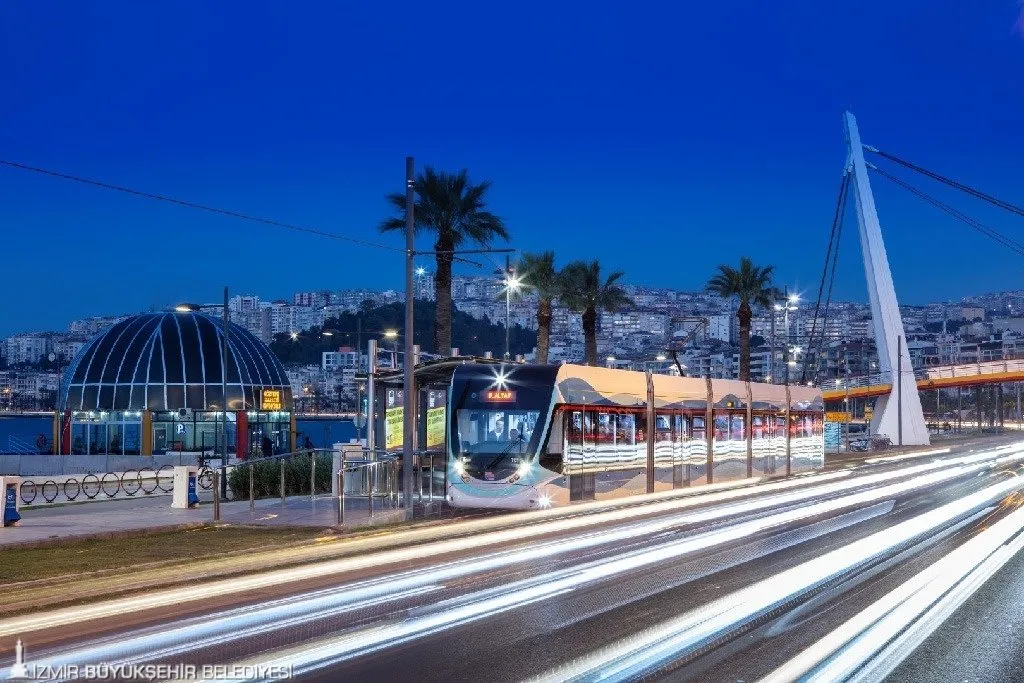  İzmir Büyükşehir Belediyesi, tramvay filosunu genişletiyor. Bozankaya'nın kazandığı ihaleyle 22 yeni tramvay, İzmir'e daha konforlu ve çevre dostu bir ulaşım sunacak. 