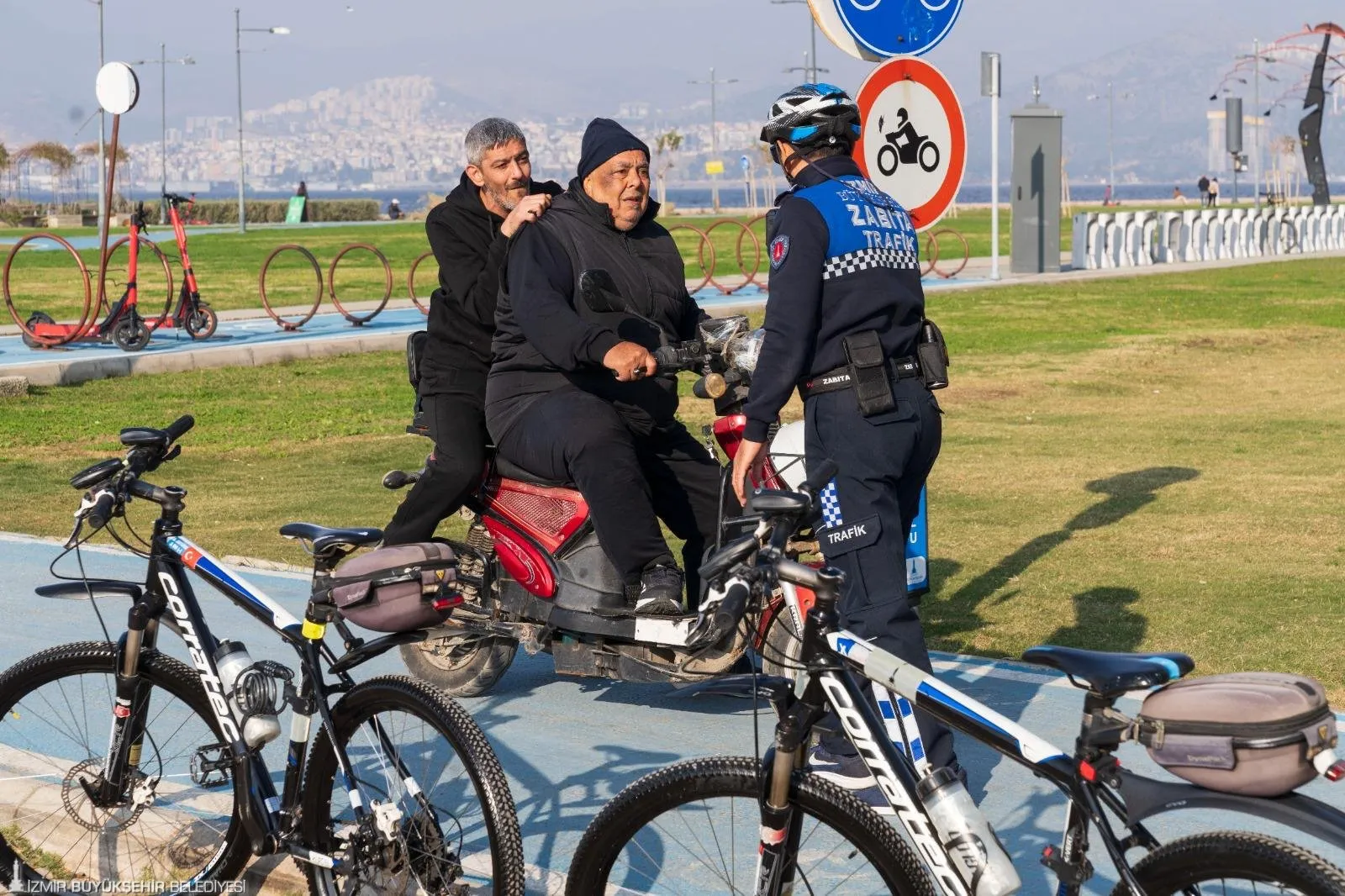 İzmir Büyükşehir Belediyesi'nin bisikletli zabıta ekipleri, çevre kirliliği ve yayalaştırılan alan işgalleri gibi konularda denetimlerini sıklaştırdı. 