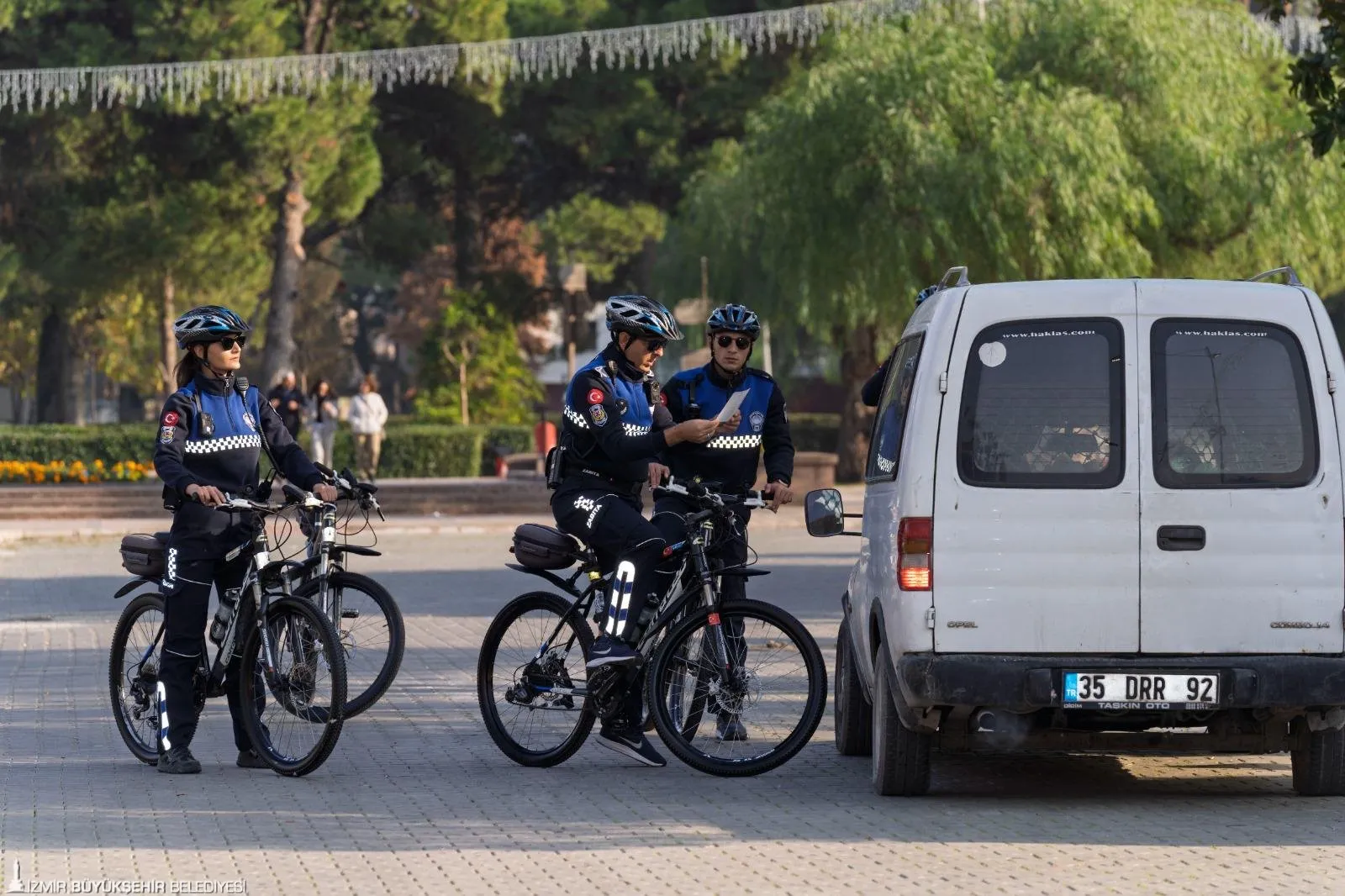 İzmir Büyükşehir Belediyesi'nin bisikletli zabıta ekipleri, çevre kirliliği ve yayalaştırılan alan işgalleri gibi konularda denetimlerini sıklaştırdı. 