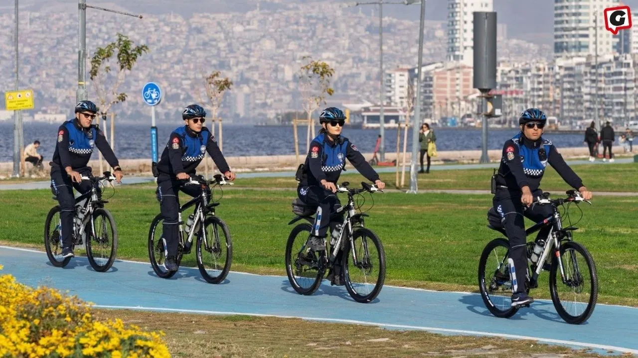 İzmir'de Bisikletli Zabıta Ekipleri Devriyede