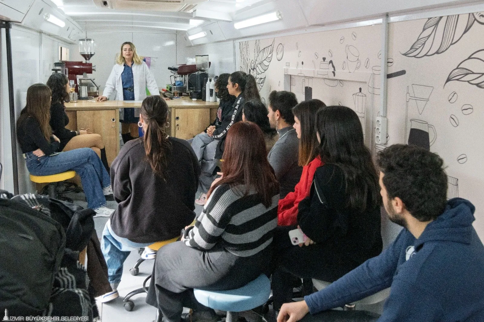 İzmir Büyükşehir Belediyesi, gençlerin istihdamına destek olmak için mobil barista atölyesi düzenliyor. Ücretsiz eğitim alan gençler, hem eğleniyor hem de iş hayatına adım atmaya hazırlanıyor.