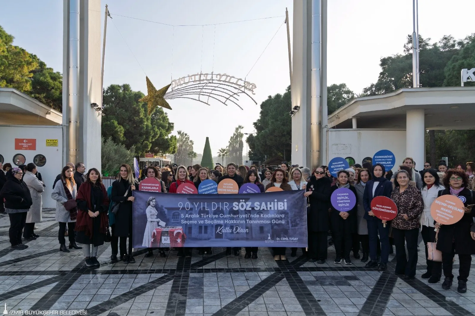 İzmir Büyükşehir Belediyesi, kadınlara seçme ve seçilme hakkının verilmesinin 90. yılını kutlamak için görkemli bir yürüyüş düzenledi.