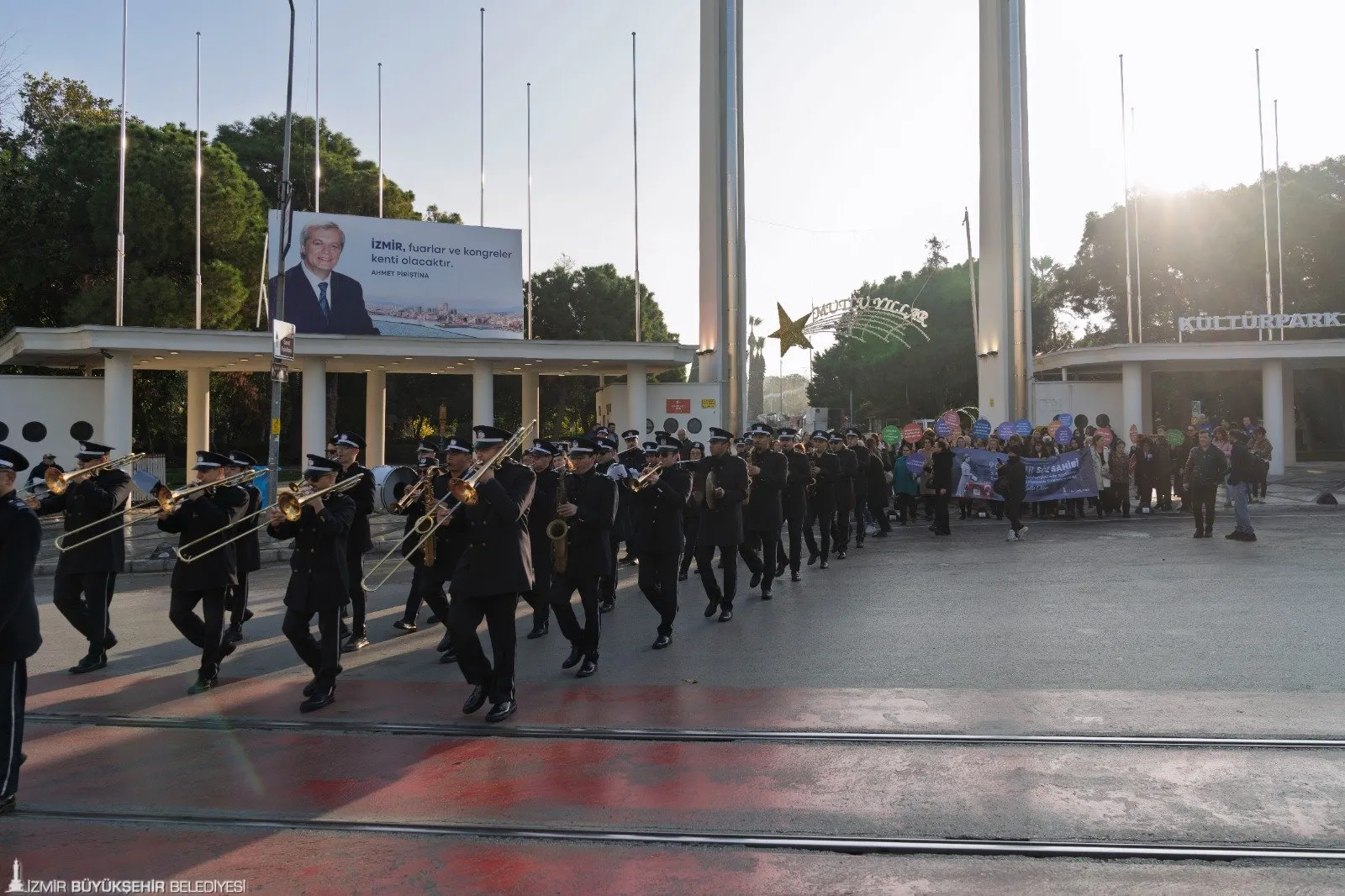 İzmir Büyükşehir Belediyesi, kadınlara seçme ve seçilme hakkının verilmesinin 90. yılını kutlamak için görkemli bir yürüyüş düzenledi.