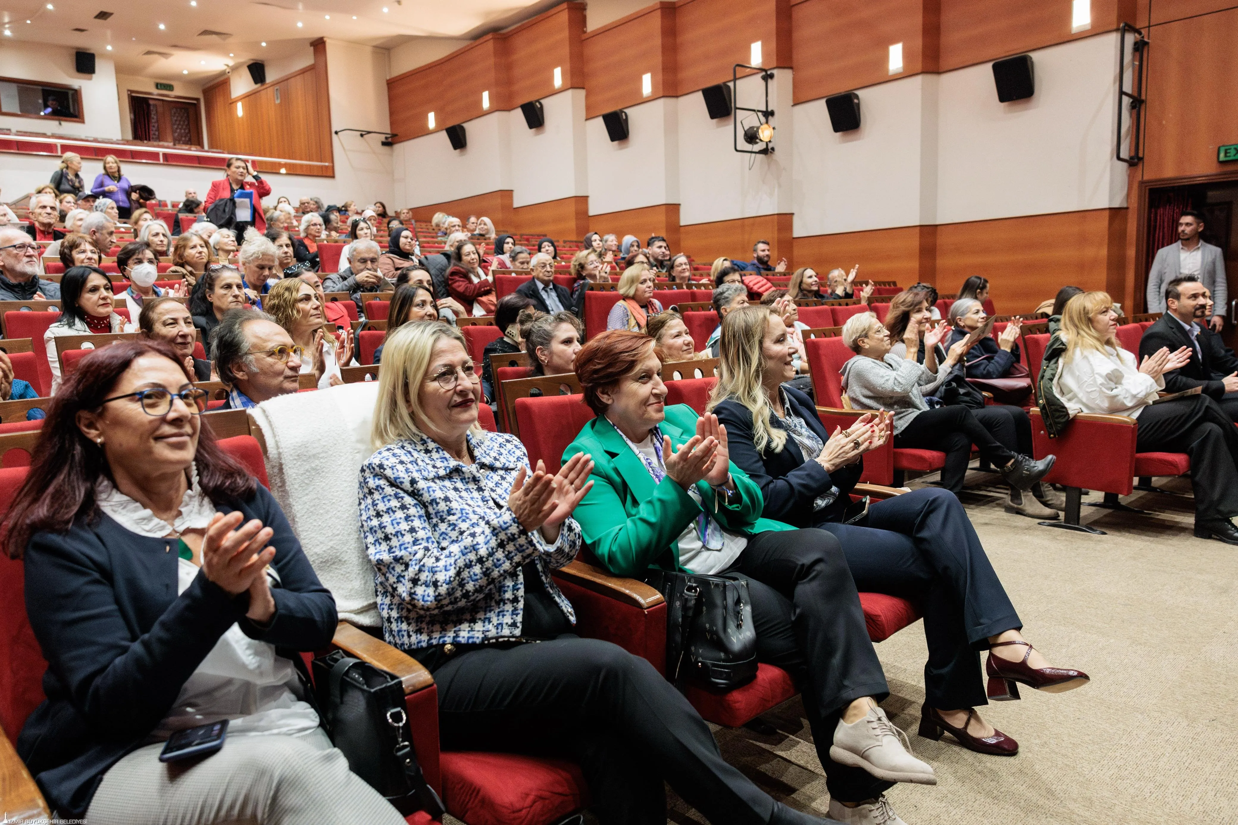 İzmir Büyükşehir ve Konak Belediyeleri, Türk kadınının seçme hakkı kazanmasının 90. yılını TOBAV Mandolin Orkestrası konseriyle kutladı.