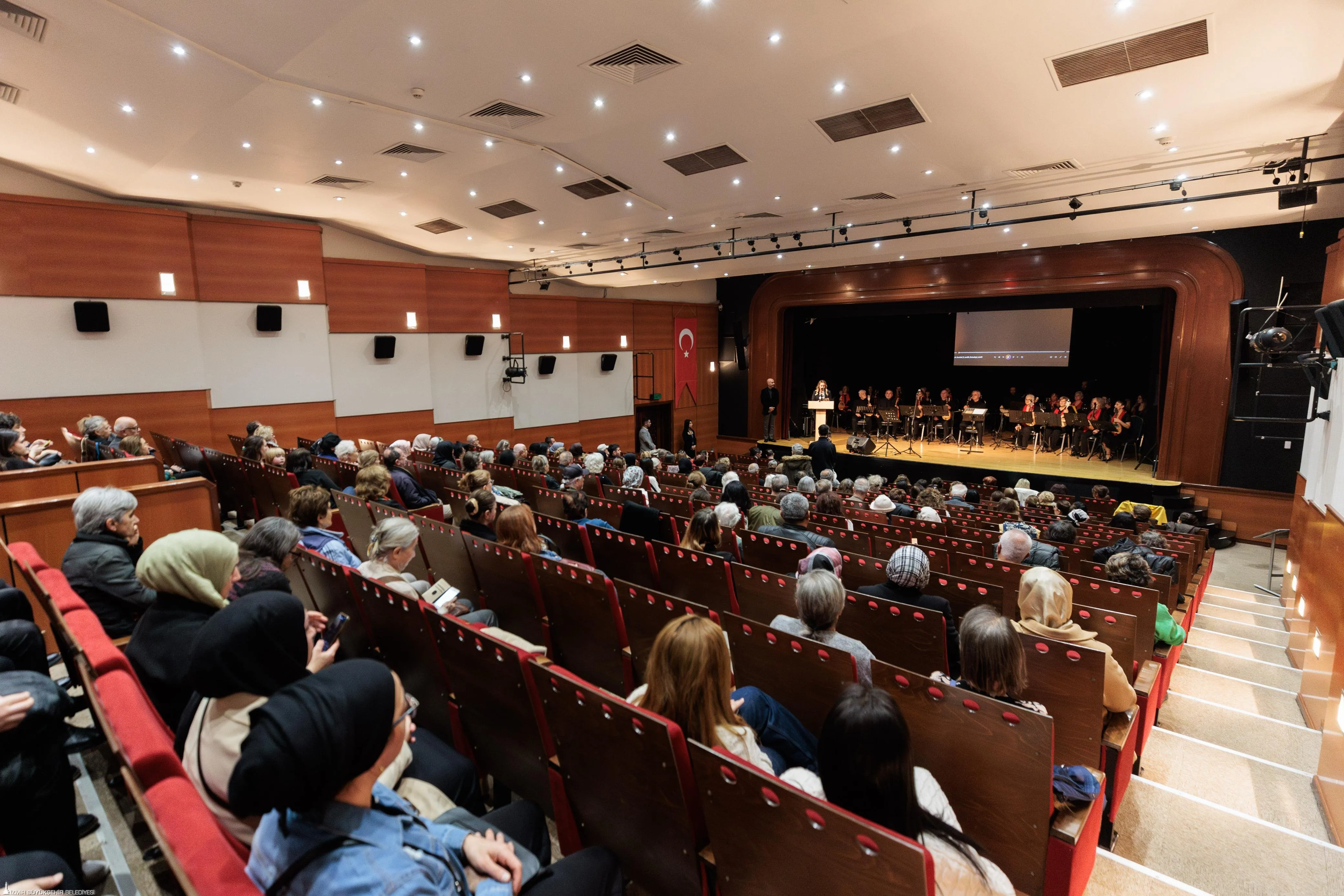 İzmir Büyükşehir ve Konak Belediyeleri, Türk kadınının seçme hakkı kazanmasının 90. yılını TOBAV Mandolin Orkestrası konseriyle kutladı.