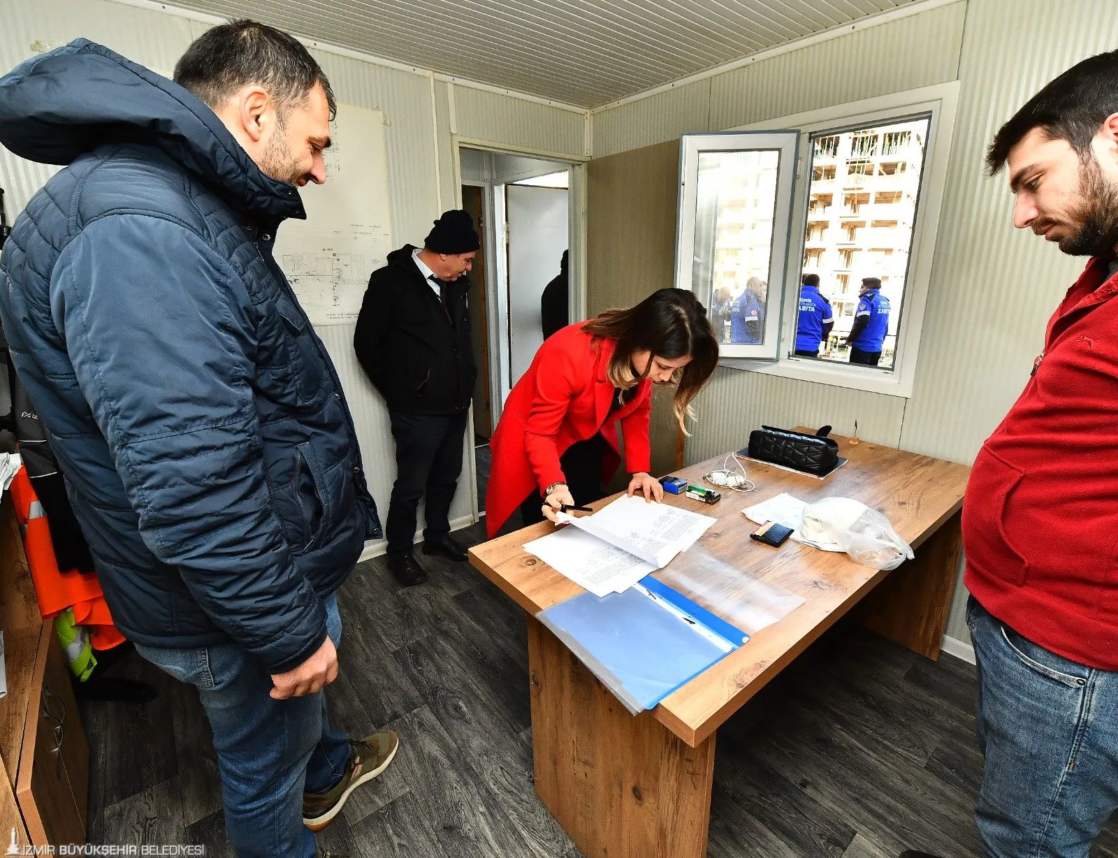 İzmir Büyükşehir Belediyesi, kentsel dönüşüm projelerinde önemli bir adım attı. Örnekköy, Uzundere ve Aktepe-Emrez'de başlayan yeni süreçle vatandaşların mağduriyetleri giderilecek.