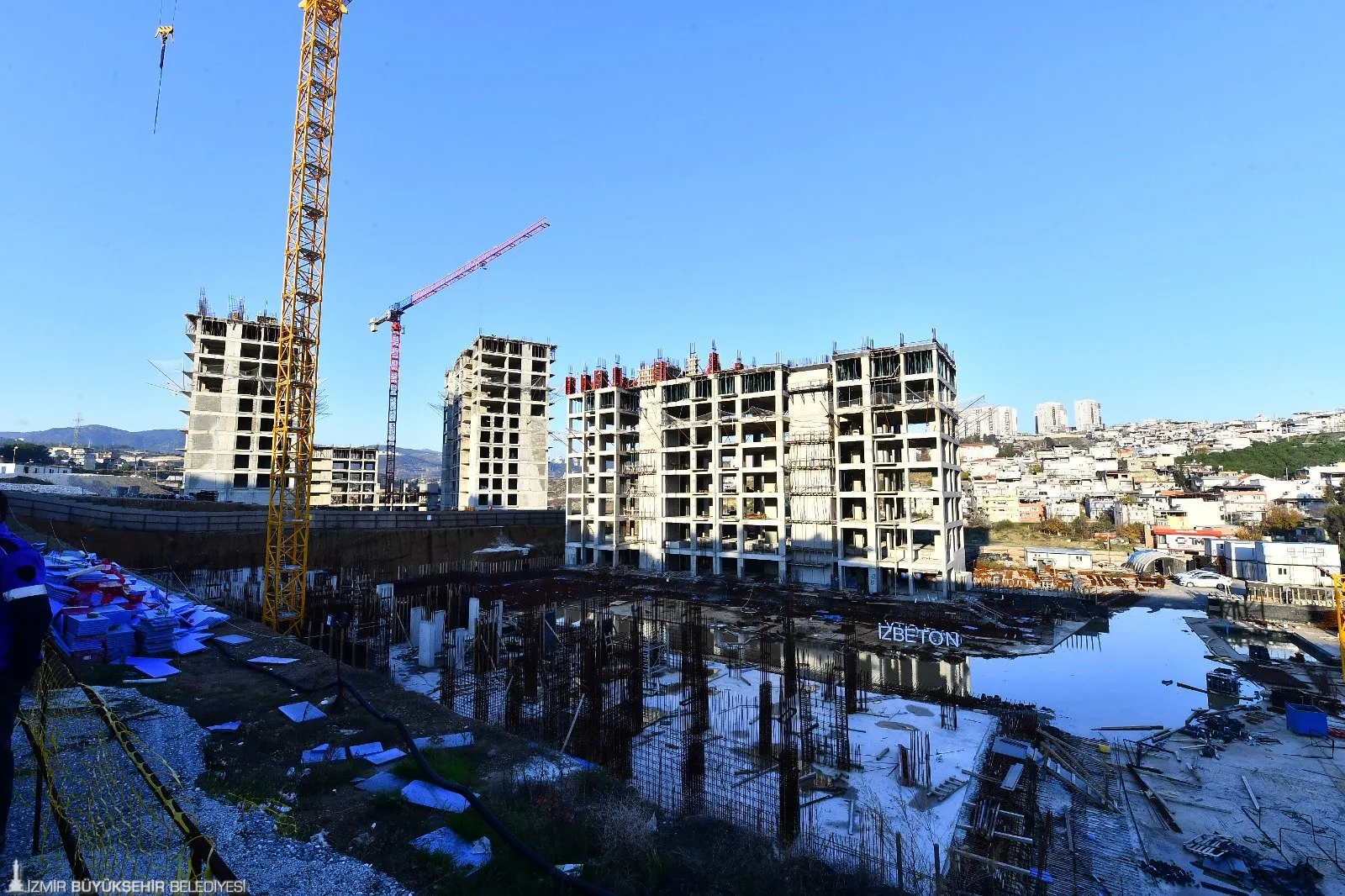 İzmir Büyükşehir Belediyesi, kentsel dönüşüm projelerinde önemli bir adım attı. Örnekköy, Uzundere ve Aktepe-Emrez'de başlayan yeni süreçle vatandaşların mağduriyetleri giderilecek.