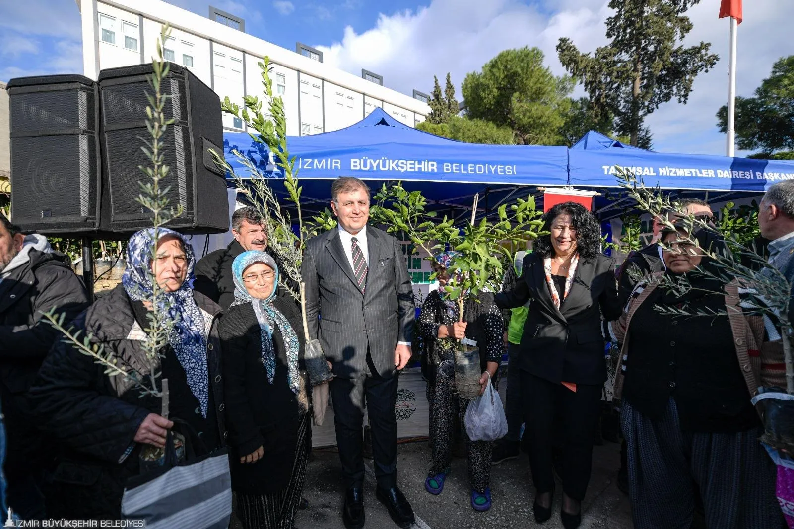 İzmir Büyükşehir Belediye Başkanı Cemil Tugay, Kınık'ta çiftçilere 2 bin meyve fidanı dağıttı. Tugay, tarımın önemini vurgulayarak çiftçilere destek sözü verdi.