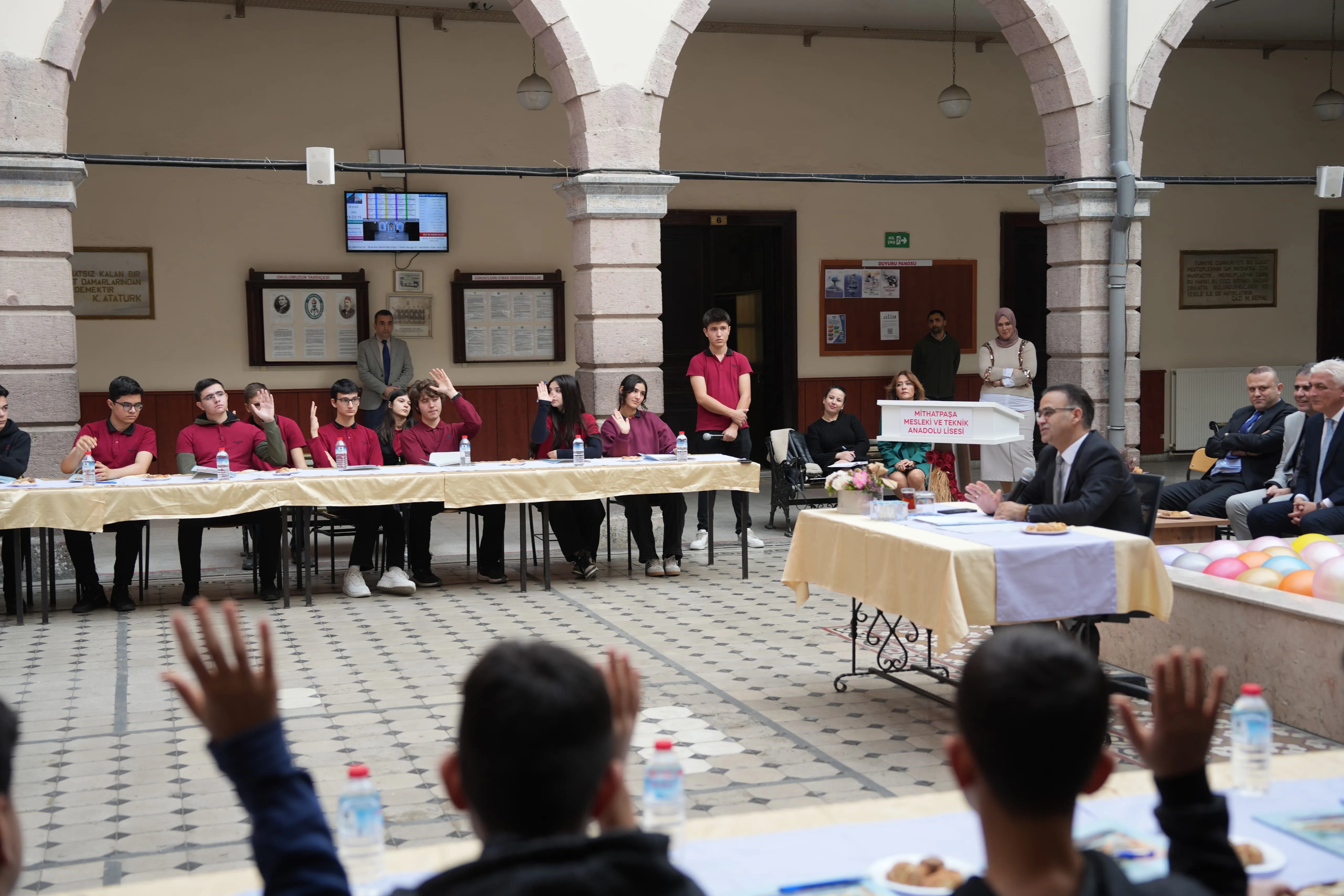 İzmir İl Milli Eğitim Müdürü Dr. Ömer Yahşi, mesleki eğitimin önemini vurgulamak için öğrencilere hitap ettiği "Gençlik Söyleşileri" programında gençlerle buluştu ve onların sorularını yanıtladı.