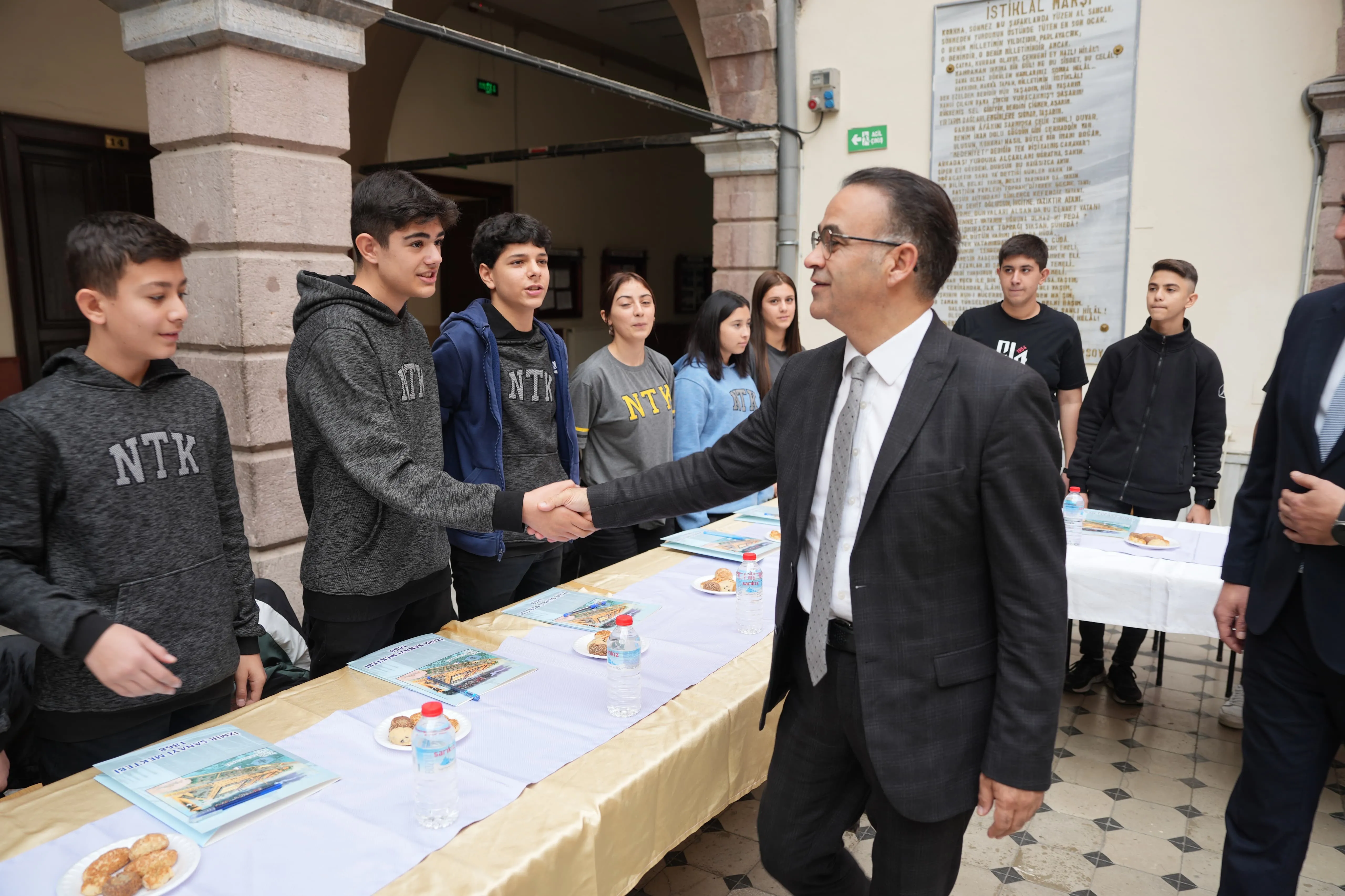 İzmir İl Milli Eğitim Müdürü Dr. Ömer Yahşi, mesleki eğitimin önemini vurgulamak için öğrencilere hitap ettiği "Gençlik Söyleşileri" programında gençlerle buluştu ve onların sorularını yanıtladı.