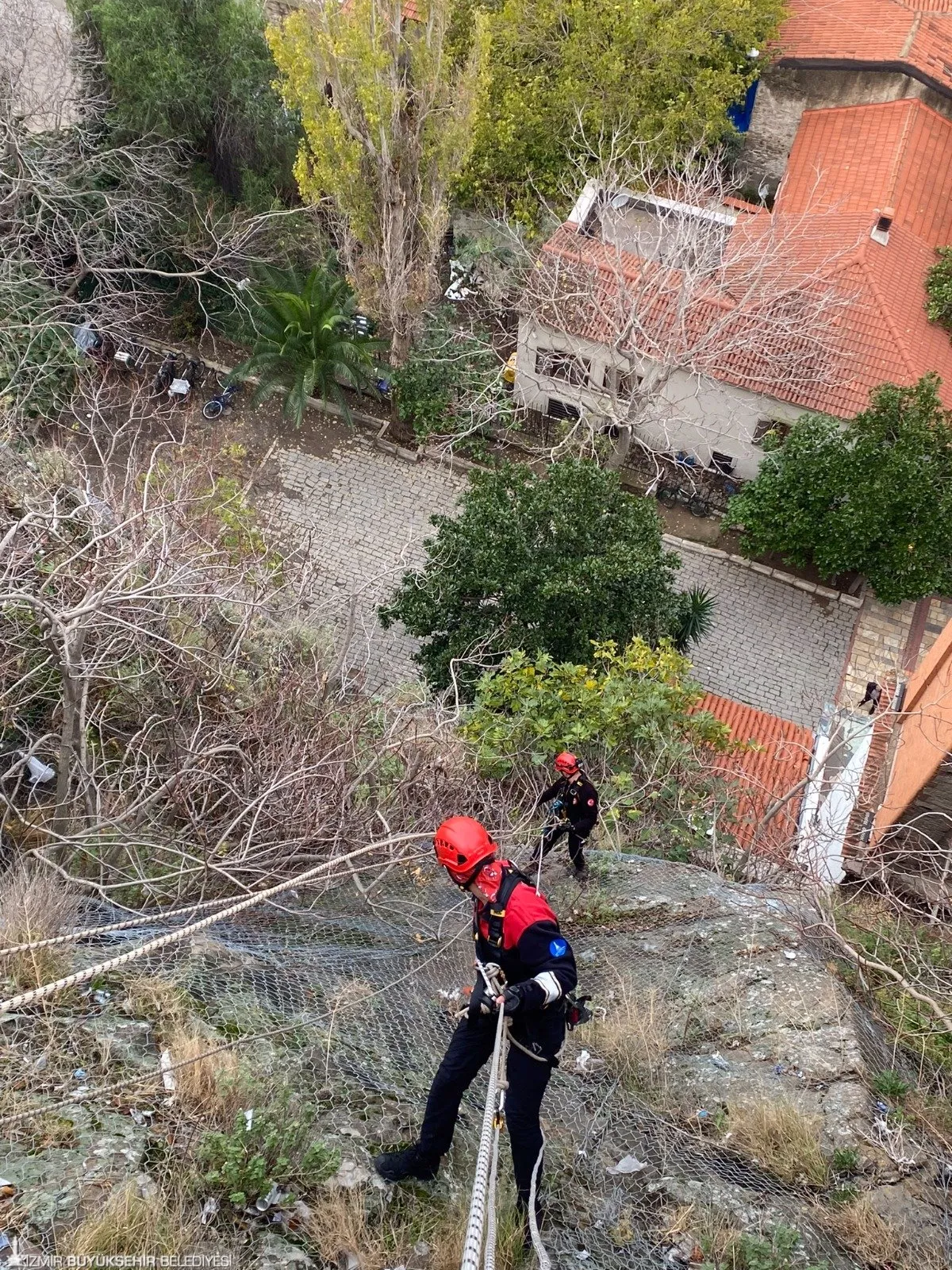 İzmir'de Tarihi Asansör'ün kayalıklarında mahsur kalan bir kedi, itfaiye ekiplerinin başarılı operasyonu sayesinde kurtarıldı. 