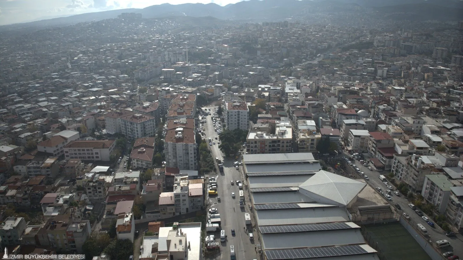 İzmir'e nefes aldıracak proje! Karabağlar'da başlayan yeni yol çalışmalarıyla trafik sorunu ortadan kalkacak. 100 milyon TL'lik yatırımla yapılan yol, bölgedeki yaşam kalitesini artıracak.