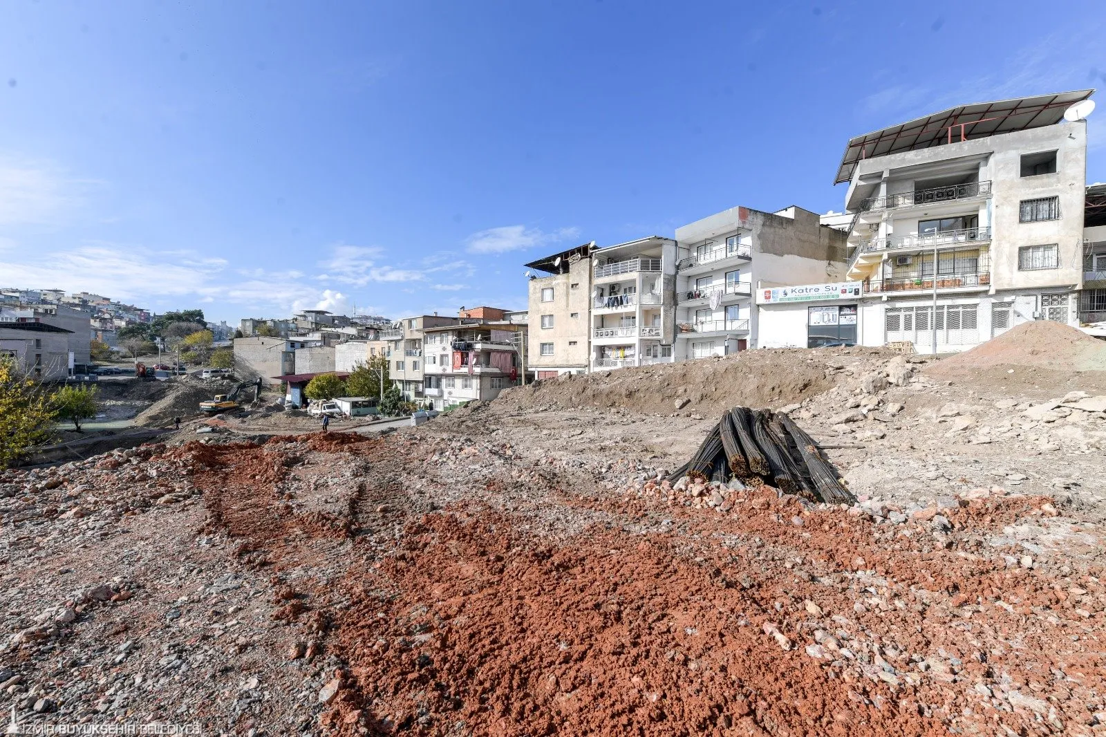 İzmir'e nefes aldıracak proje! Karabağlar'da başlayan yeni yol çalışmalarıyla trafik sorunu ortadan kalkacak. 100 milyon TL'lik yatırımla yapılan yol, bölgedeki yaşam kalitesini artıracak.