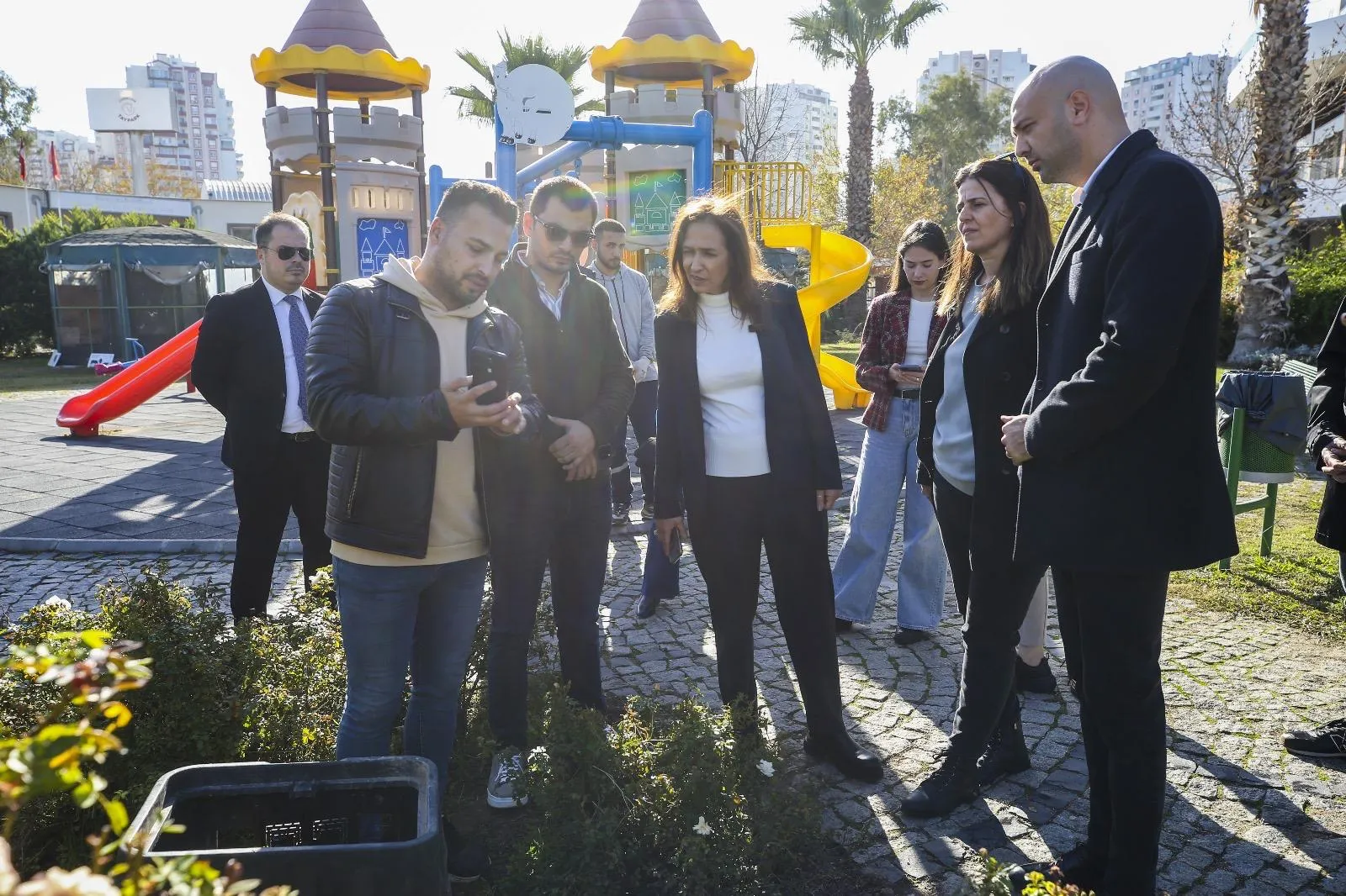 Karşıyaka Belediyesi, parklarda kurduğu akıllı sulama sistemiyle su tüketimini kontrol altına alıyor. Mobil uygulamayla yönetilen sistem, kaçakları tespit ederek su kayıplarını önlüyor.