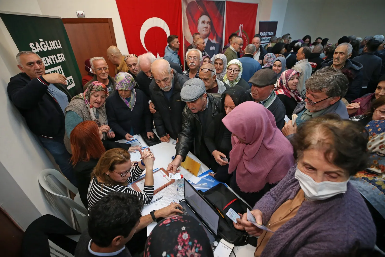 Yüksek deprem riski altındaki İzmir'in Karşıyaka ilçesinde, Cumhuriyet Mahallesi'nin dönüşümü için önemli bir adım atıldı. 