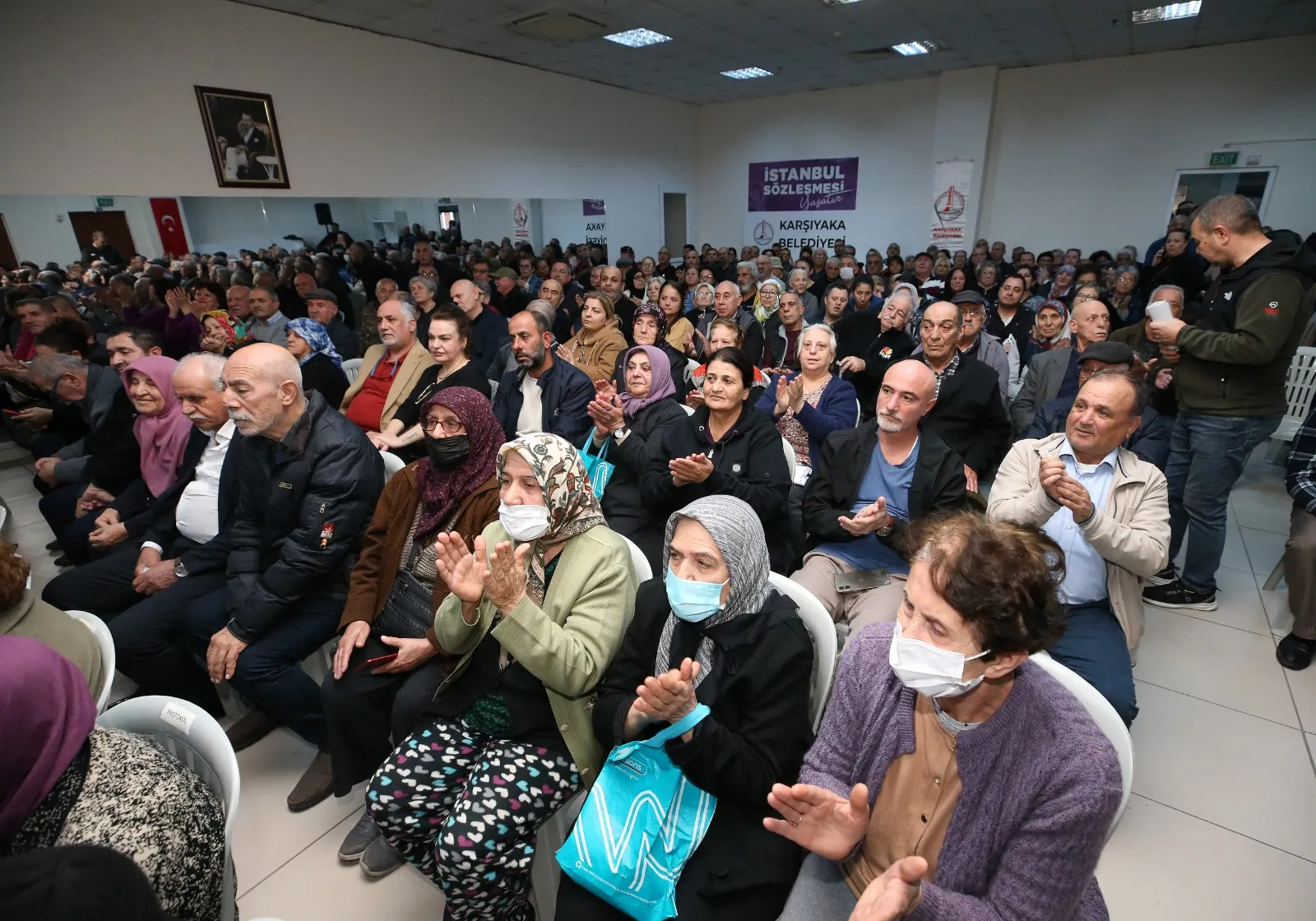 Yüksek deprem riski altındaki İzmir'in Karşıyaka ilçesinde, Cumhuriyet Mahallesi'nin dönüşümü için önemli bir adım atıldı. 