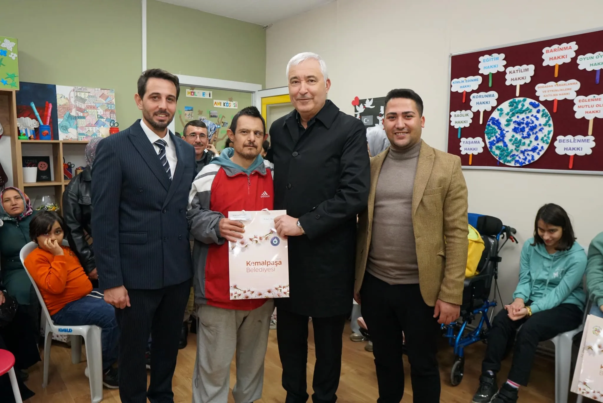 Kemalpaşa Belediyesi'nin özel gereksinimli bireyler için açtığı Mola Evi, 3 Aralık'ta düzenlenen etkinlikle dikkat çekti. Başkan Türkmen'in ziyaret ettiği evde çocuklar mutluydu. 