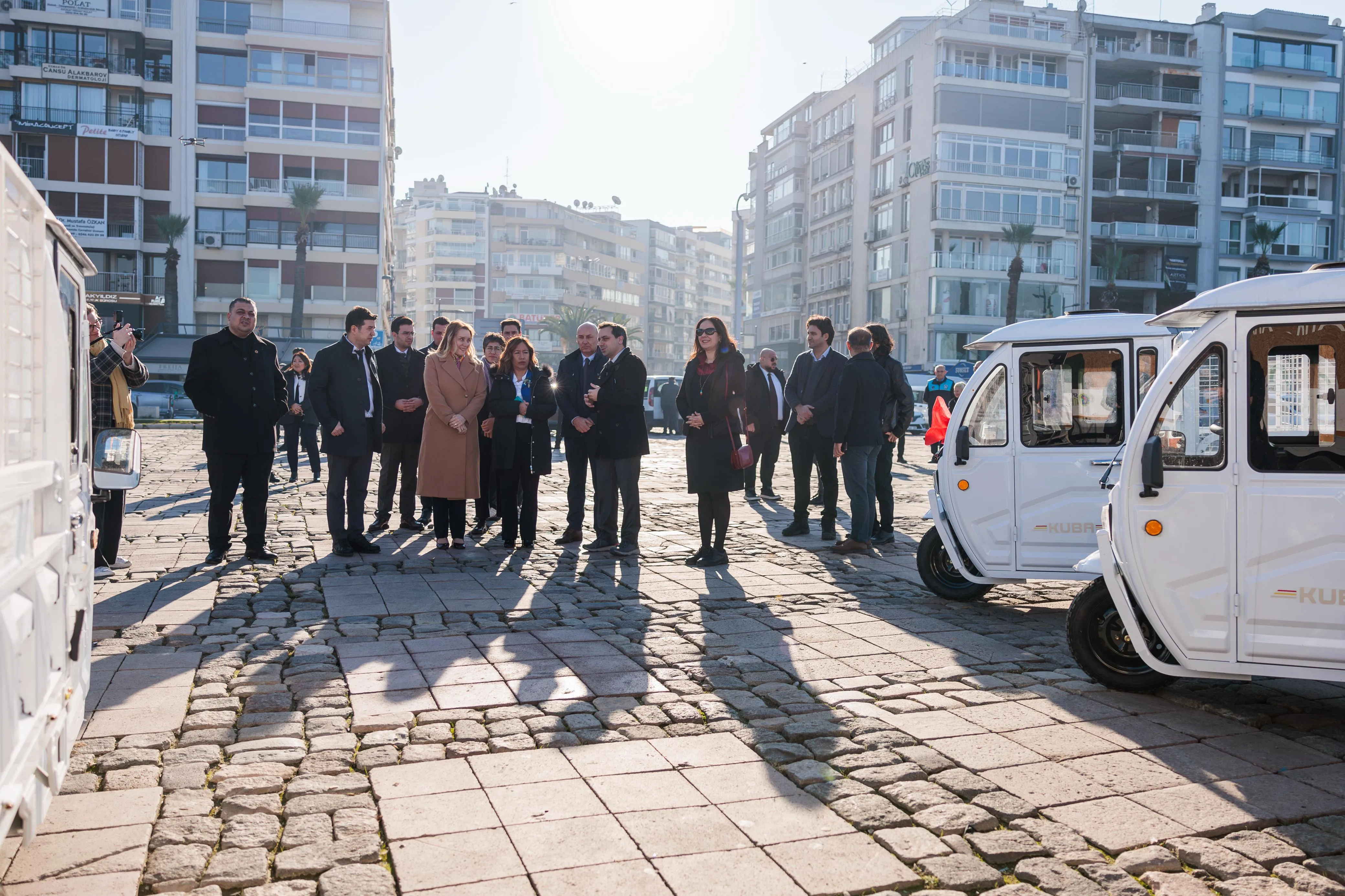 Konak Belediyesi, "Kapsayıcı Sıfır Atık Yönetimi ile Sosyal Uyumun Güçlendirilmesi Projesi" kapsamında UNDP'den hibe edilen mobil atık toplama kamyonu ve elektrikli triportörleri hizmete aldı.