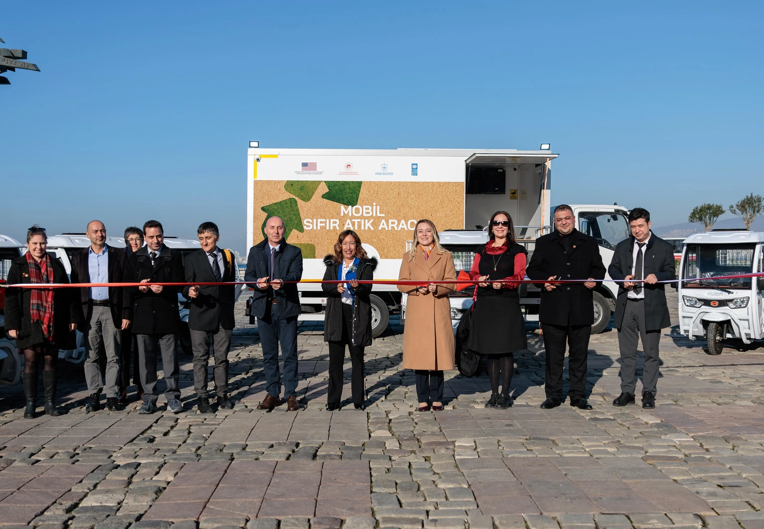 Konak Belediyesi, "Kapsayıcı Sıfır Atık Yönetimi ile Sosyal Uyumun Güçlendirilmesi Projesi" kapsamında UNDP'den hibe edilen mobil atık toplama kamyonu ve elektrikli triportörleri hizmete aldı.