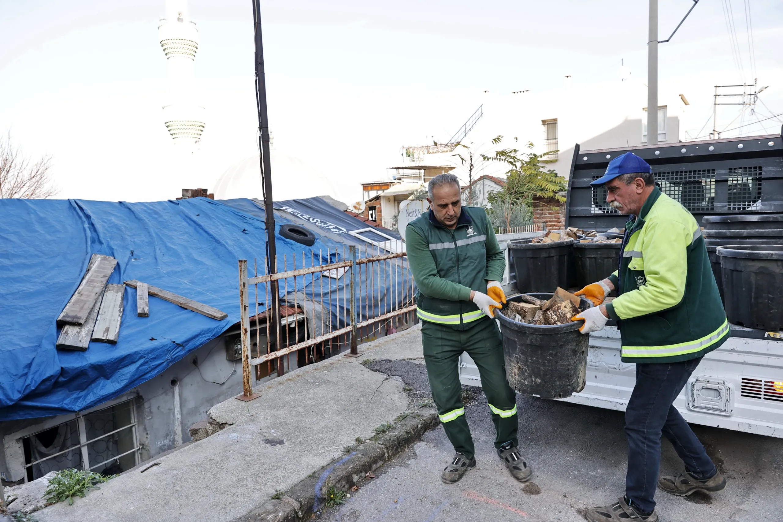 Konak Belediyesi, budanan ağaçları atık yerine yakacak oduna dönüştürerek ihtiyaç sahibi ailelere dağıtıyor. Bu sayede hem çevreye duyarlılık gösteriliyor hem de vatandaşlara destek olunuyor. 