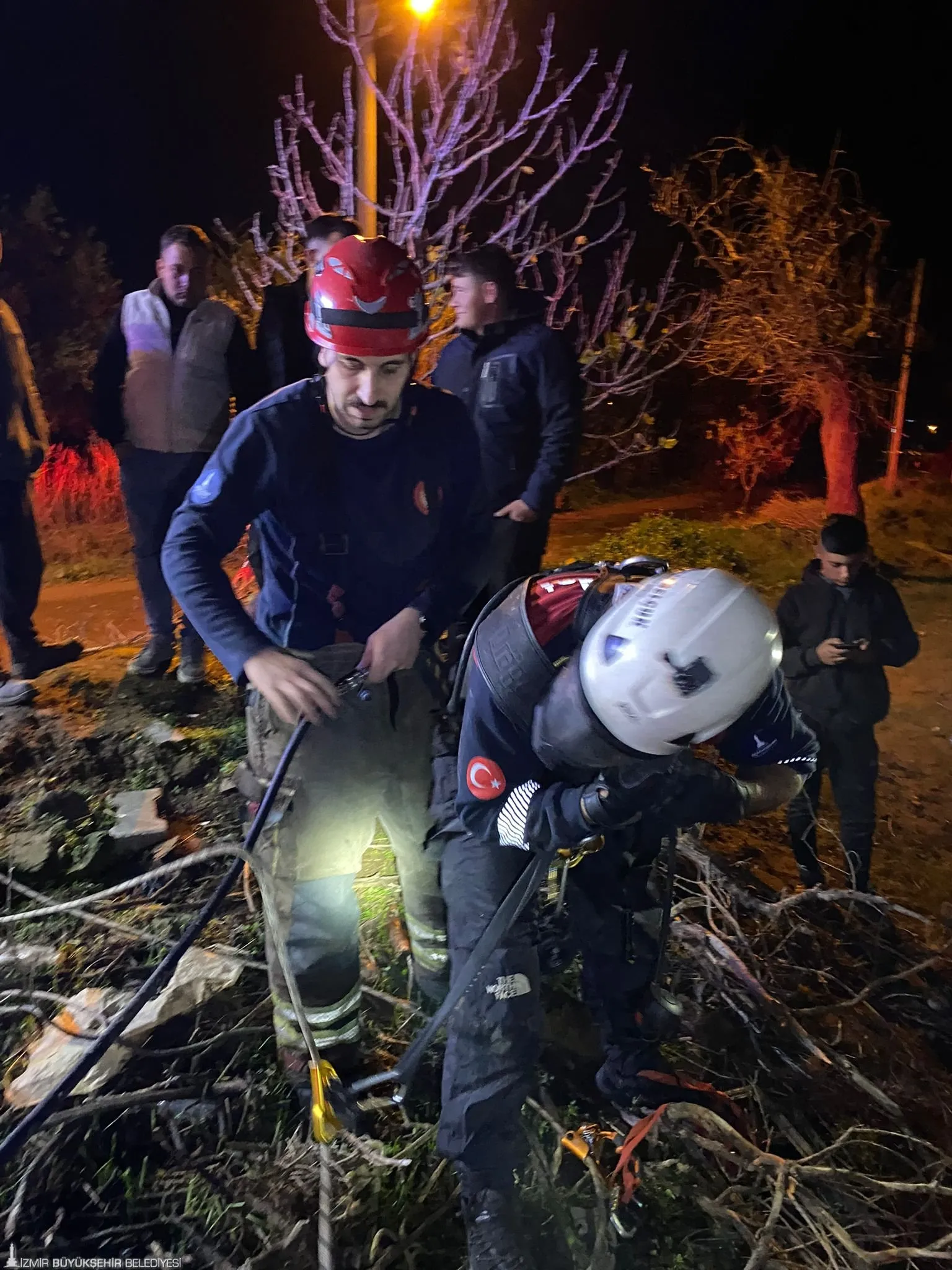 bir buzağı 15 metre derinliğindeki bir kuyuya düştü. İtfaiye ekiplerinin yoğun çabalarıyla kurtarılan hayvan, sahiplerinin kollarına teslim edildi.