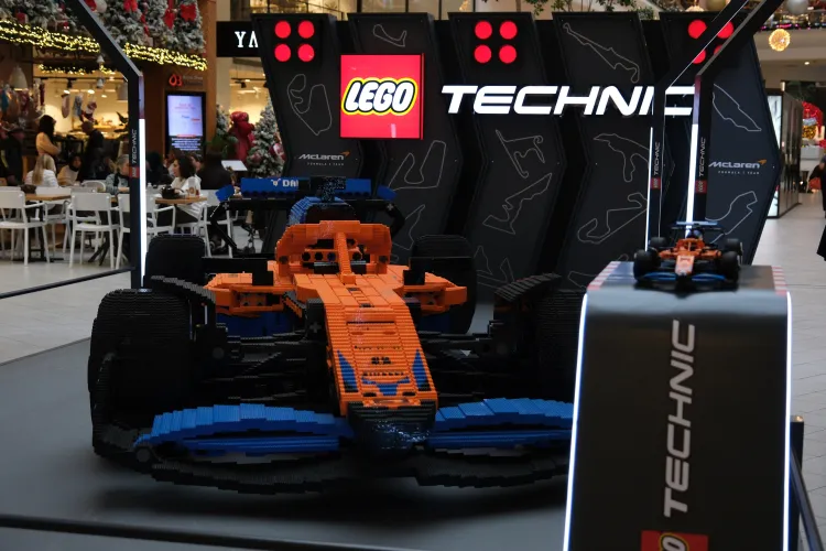 Yılın en büyük buluşması Akasya’da! 288 bin 315 LEGO parçası ile inşa edilen gerçek boyutlu McLaren Formula 1 Yarış Arabası, 1 Ocak’a kadar ziyaretçilerini bekliyor.