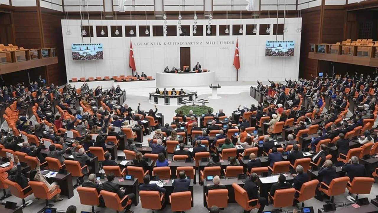 TBMM Plan ve Bütçe Komisyonu'nda kabul edilen kanun teklifiyle memurlara kademe atlama hakkı genişletiliyor. Belediye çalışanları da bu haktan yararlanabilecek.