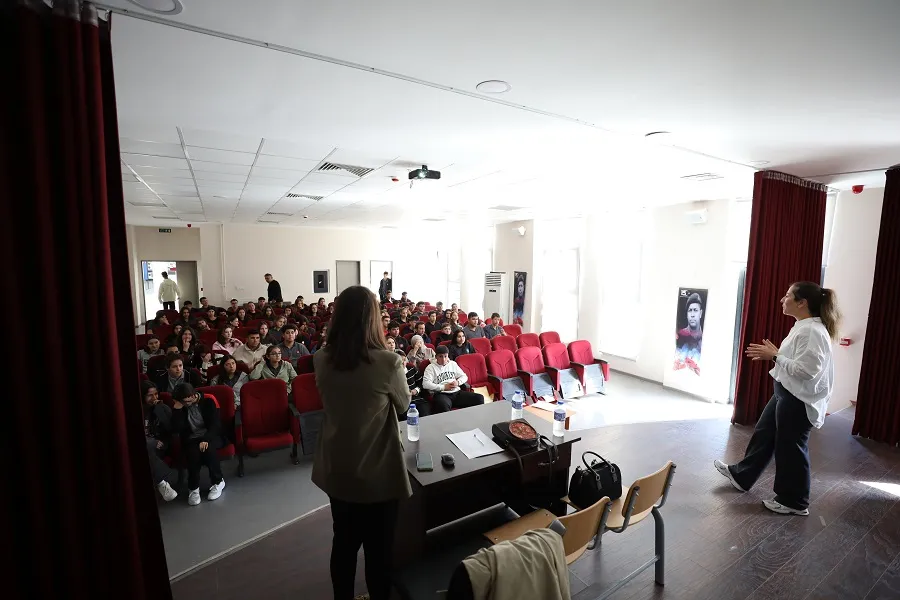 Menderes Belediyesi, çocuklarımıza daha yaşanabilir bir dünya bırakmak için harekete geçti. Okullarda düzenlenen eğitimlerle çevre bilinci ve sıfır atık konularında farkındalık yaratılıyor. 