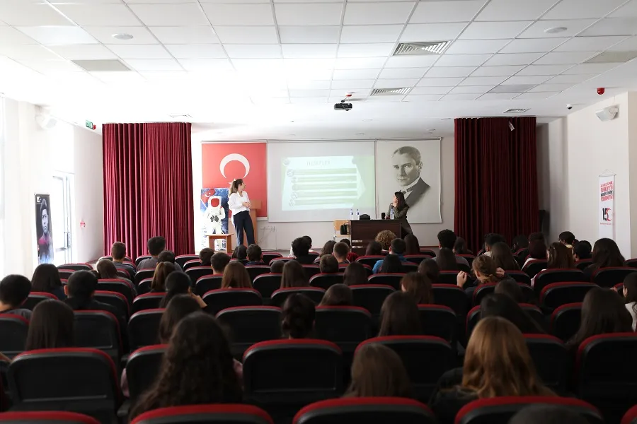 Menderes Belediyesi, çocuklarımıza daha yaşanabilir bir dünya bırakmak için harekete geçti. Okullarda düzenlenen eğitimlerle çevre bilinci ve sıfır atık konularında farkındalık yaratılıyor. 