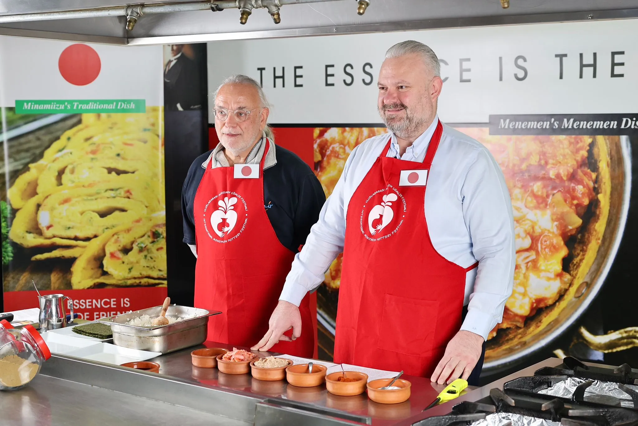 Menemen Belediye Başkanı Aydın Pehlivan ve Japonya Minamiizu Belediye Başkanı Katsuhito Okabe, çevrimiçi etkinlikte iki kentin yöresel yemeklerini yaparak kültürler arası dostluğu pekiştirdi.