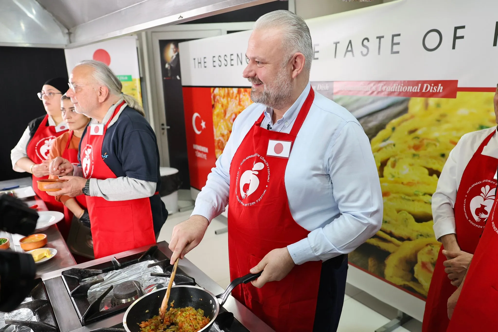 Menemen Belediye Başkanı Aydın Pehlivan ve Japonya Minamiizu Belediye Başkanı Katsuhito Okabe, çevrimiçi etkinlikte iki kentin yöresel yemeklerini yaparak kültürler arası dostluğu pekiştirdi.