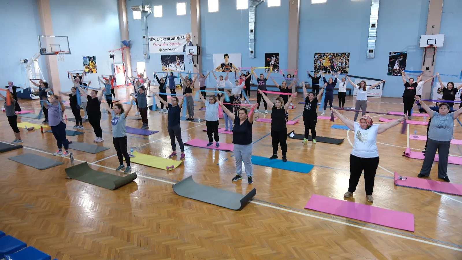 Menemen Belediyesi'nin ücretsiz pilates kursu, kadınlardan büyük ilgi görüyor. Binlerce kadın, hem spor yapıyor hem de yeni dostluklar kuruyor. 