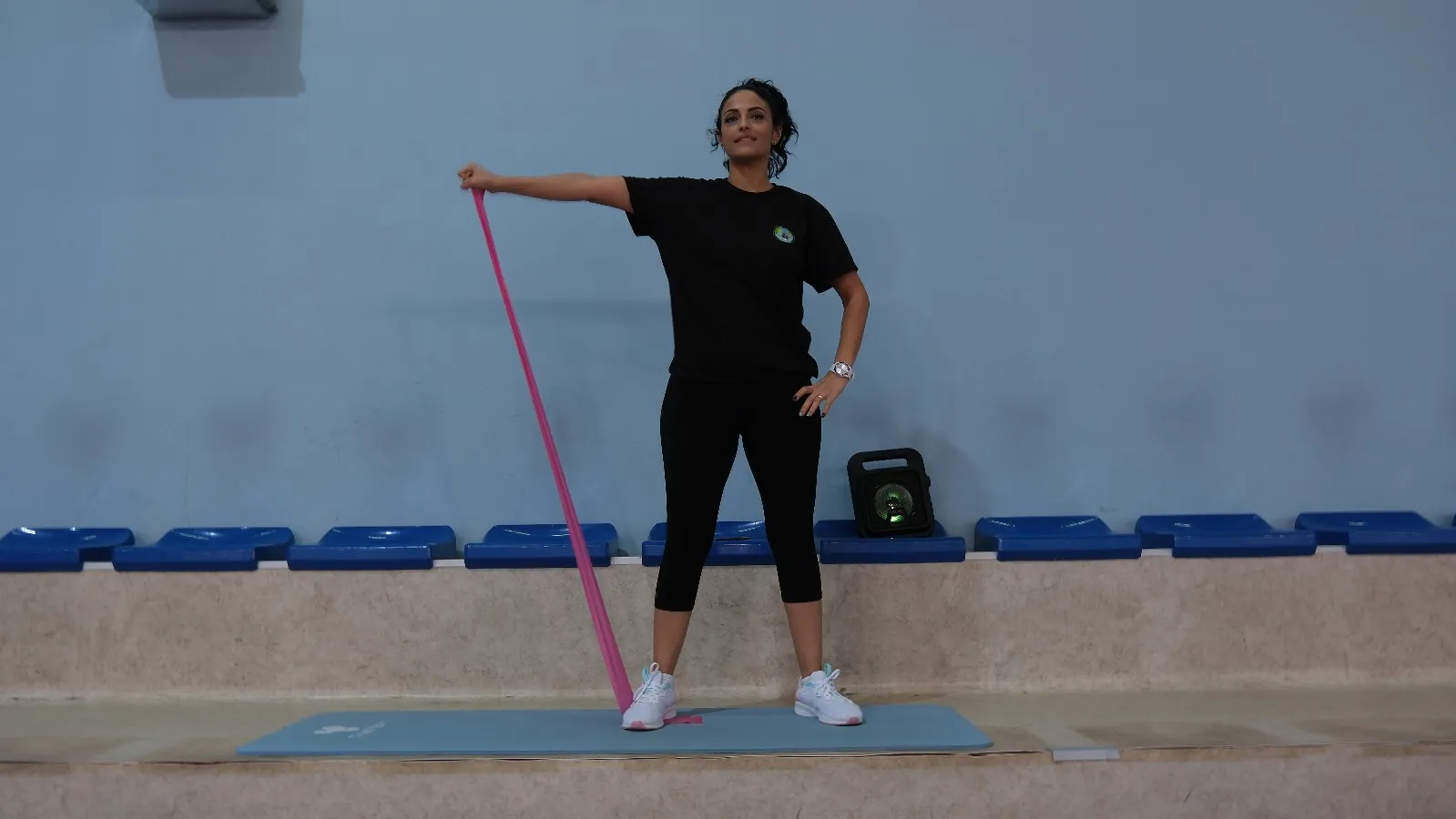 Menemen Belediyesi'nin ücretsiz pilates kursu, kadınlardan büyük ilgi görüyor. Binlerce kadın, hem spor yapıyor hem de yeni dostluklar kuruyor. 