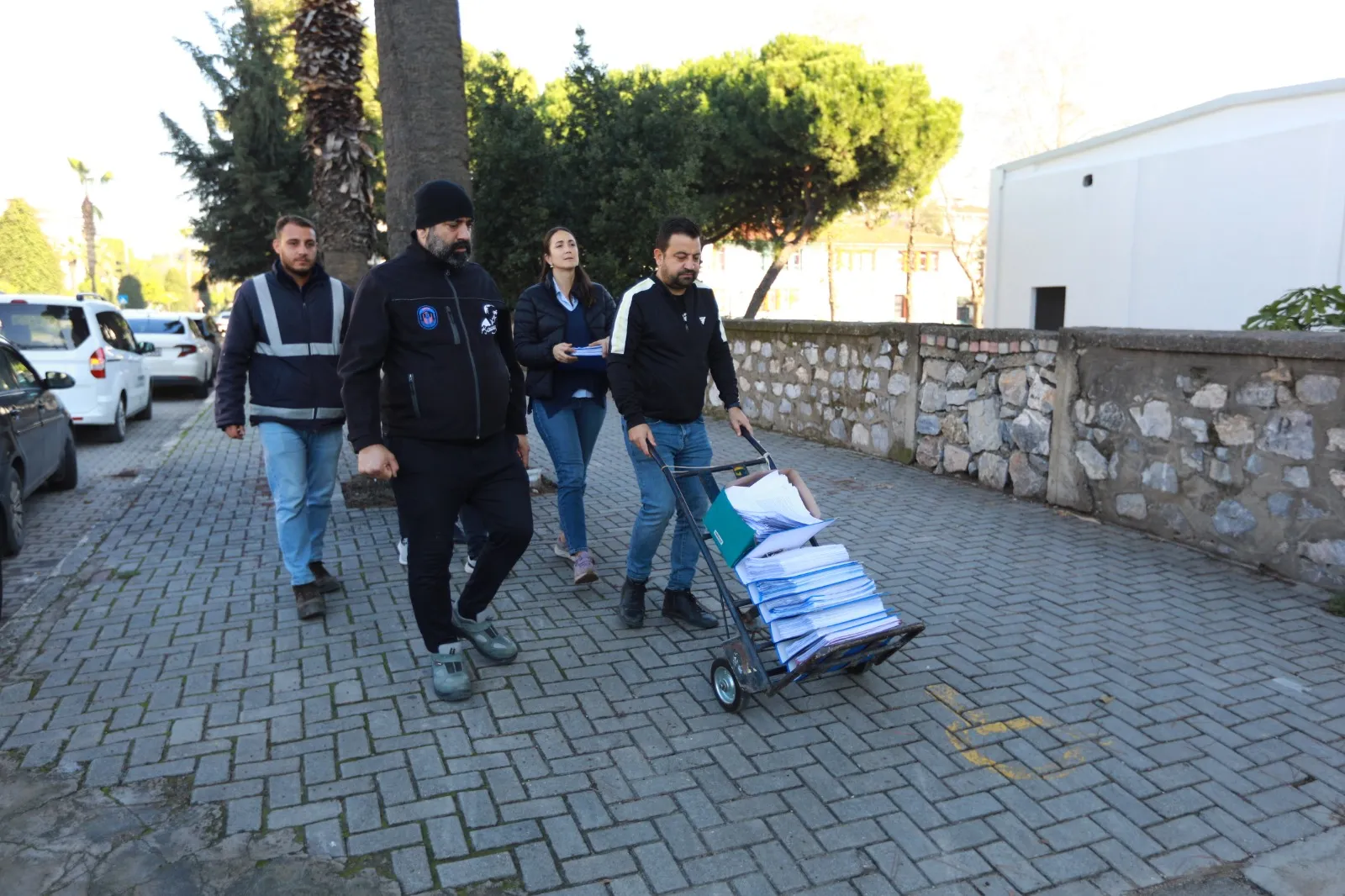 Efes Selçuk Belediyesi, Meryem Ana Evi otopark gelirlerinin belediyeye devredilmesine karşı hukuk mücadelesi başlattı. Belediye çalışanları ve vatandaşlar da imza kampanyasıyla destek verdi. 