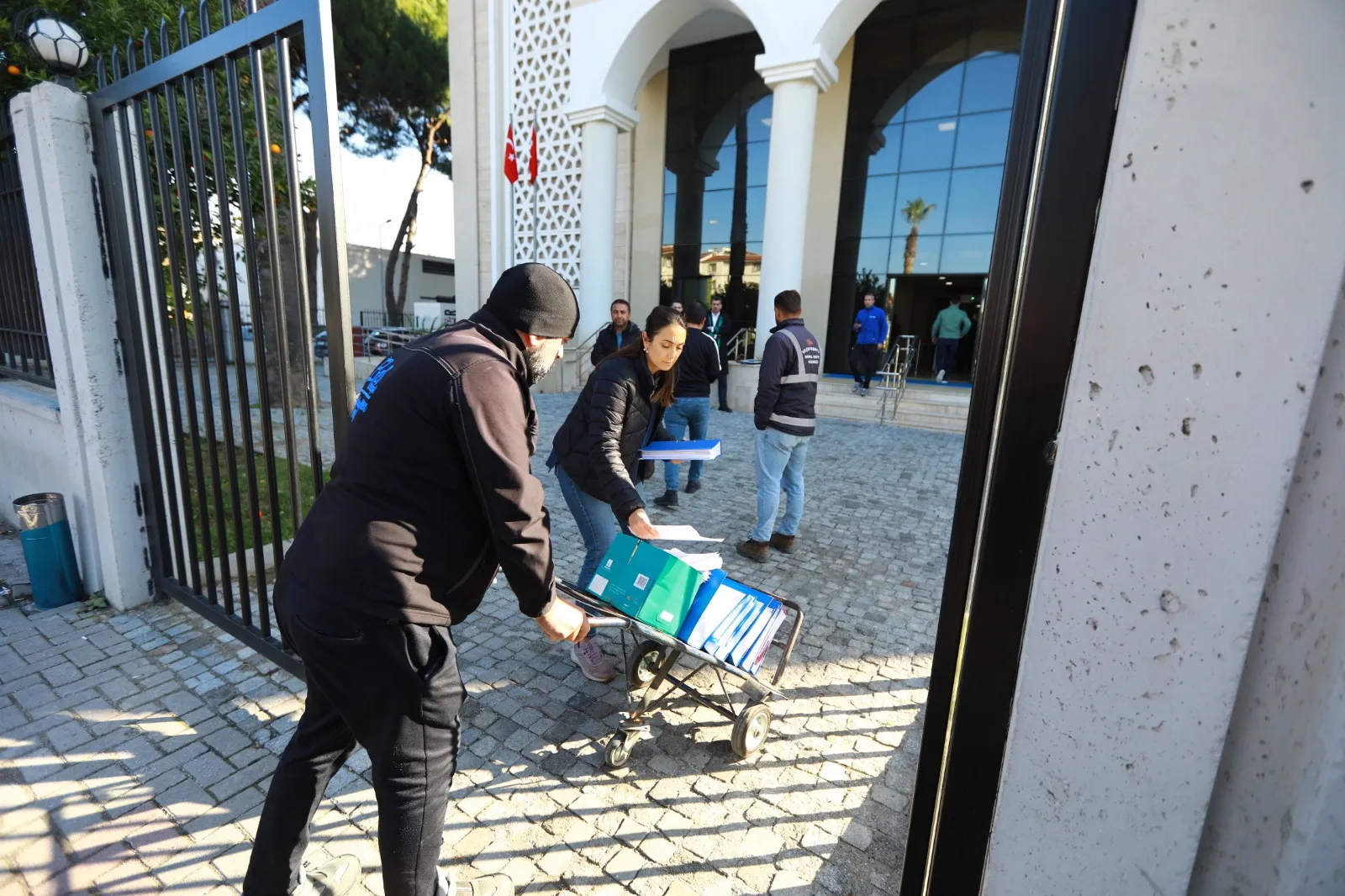 Efes Selçuk Belediyesi, Meryem Ana Evi otopark gelirlerinin belediyeye devredilmesine karşı hukuk mücadelesi başlattı. Belediye çalışanları ve vatandaşlar da imza kampanyasıyla destek verdi. 