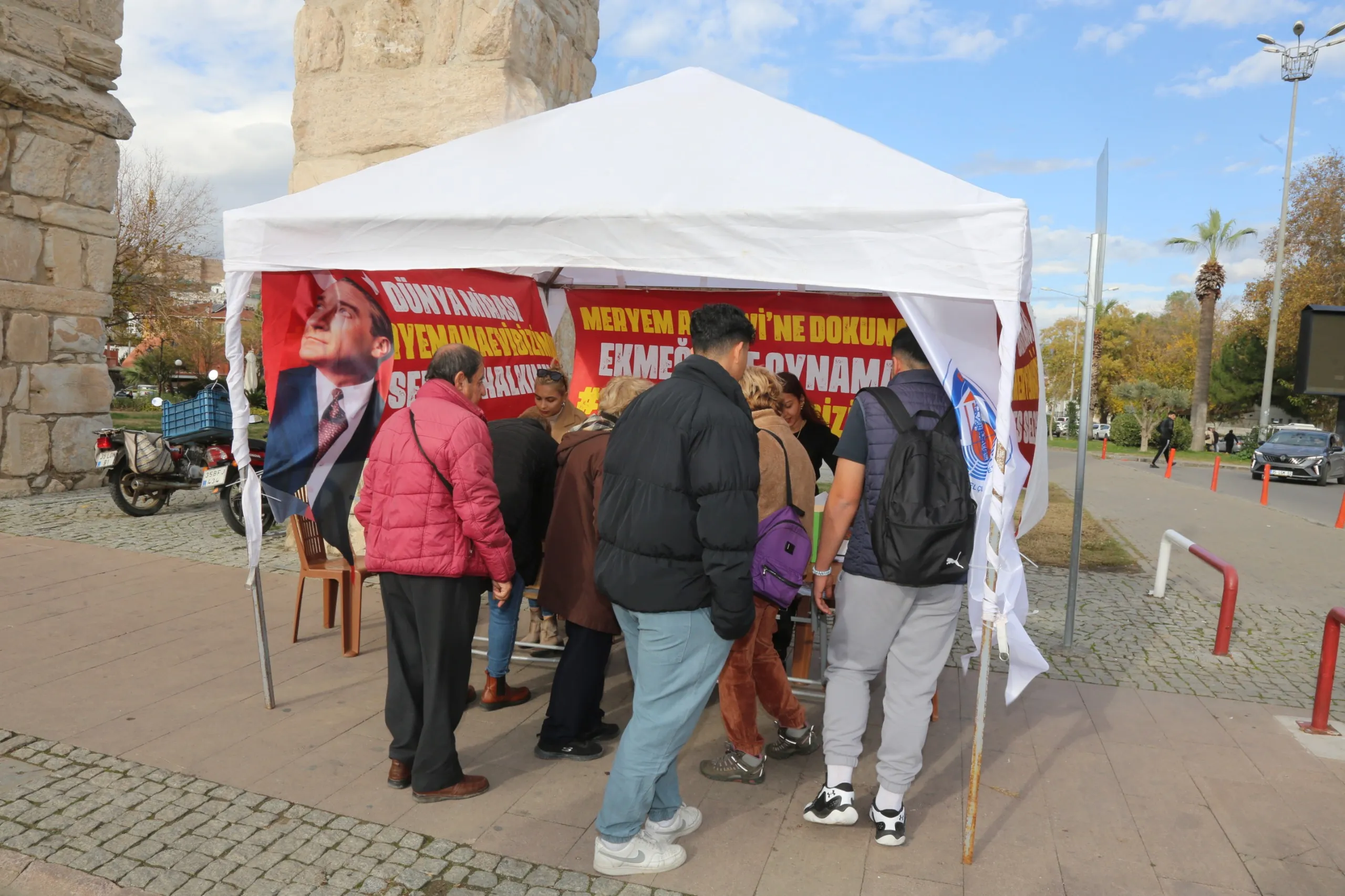 Efes Selçuk Belediyesi'nin önemli bir gelir kaynağı olan Meryem Ana otoparkı, Tarım ve Orman Bakanlığı'na verilmek isteniyor. Selçuk halkı bu duruma tepki göstererek imza kampanyası başlattı.