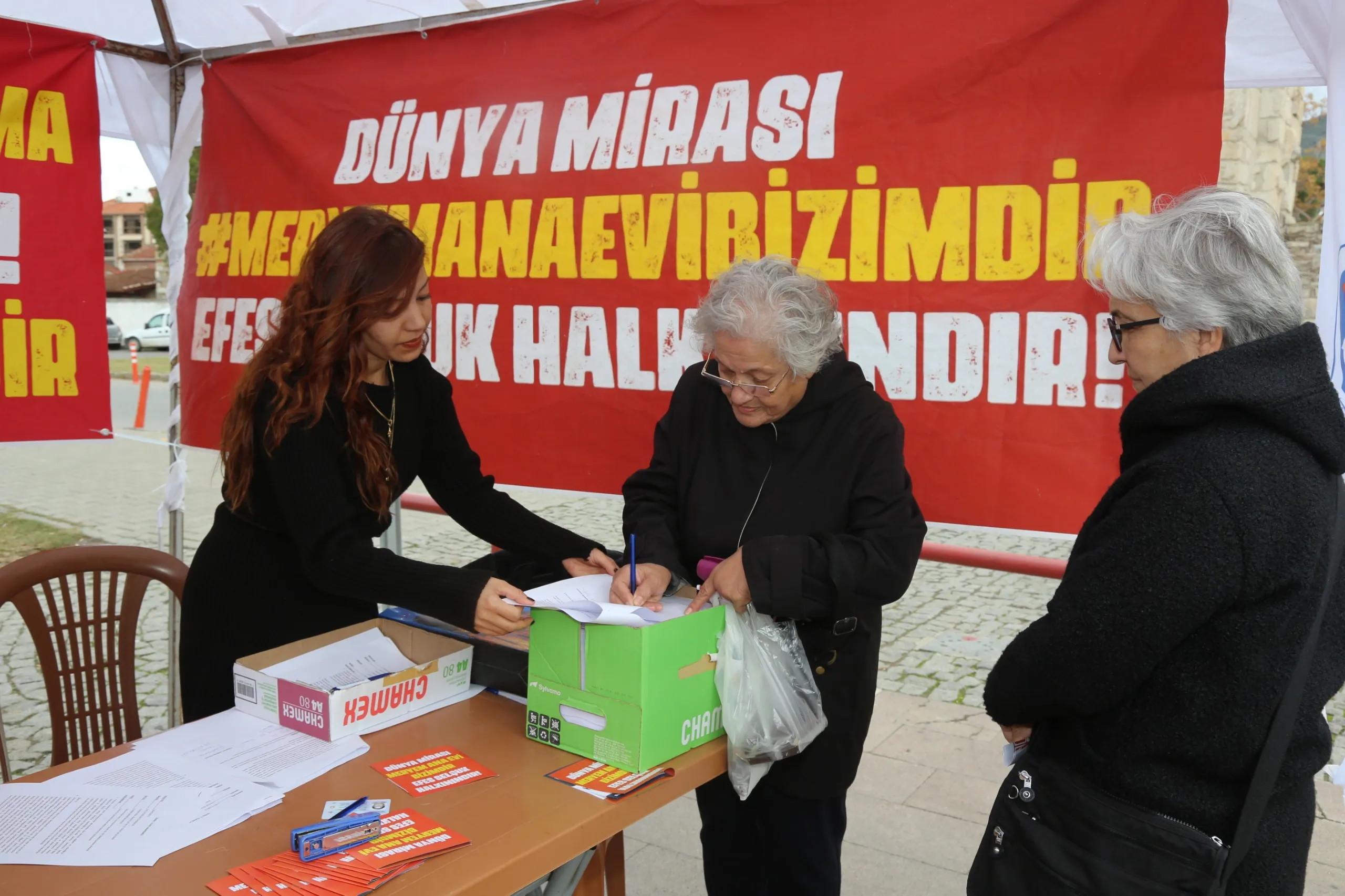 Efes Selçuk Belediyesi'nin önemli bir gelir kaynağı olan Meryem Ana otoparkı, Tarım ve Orman Bakanlığı'na verilmek isteniyor. Selçuk halkı bu duruma tepki göstererek imza kampanyası başlattı.