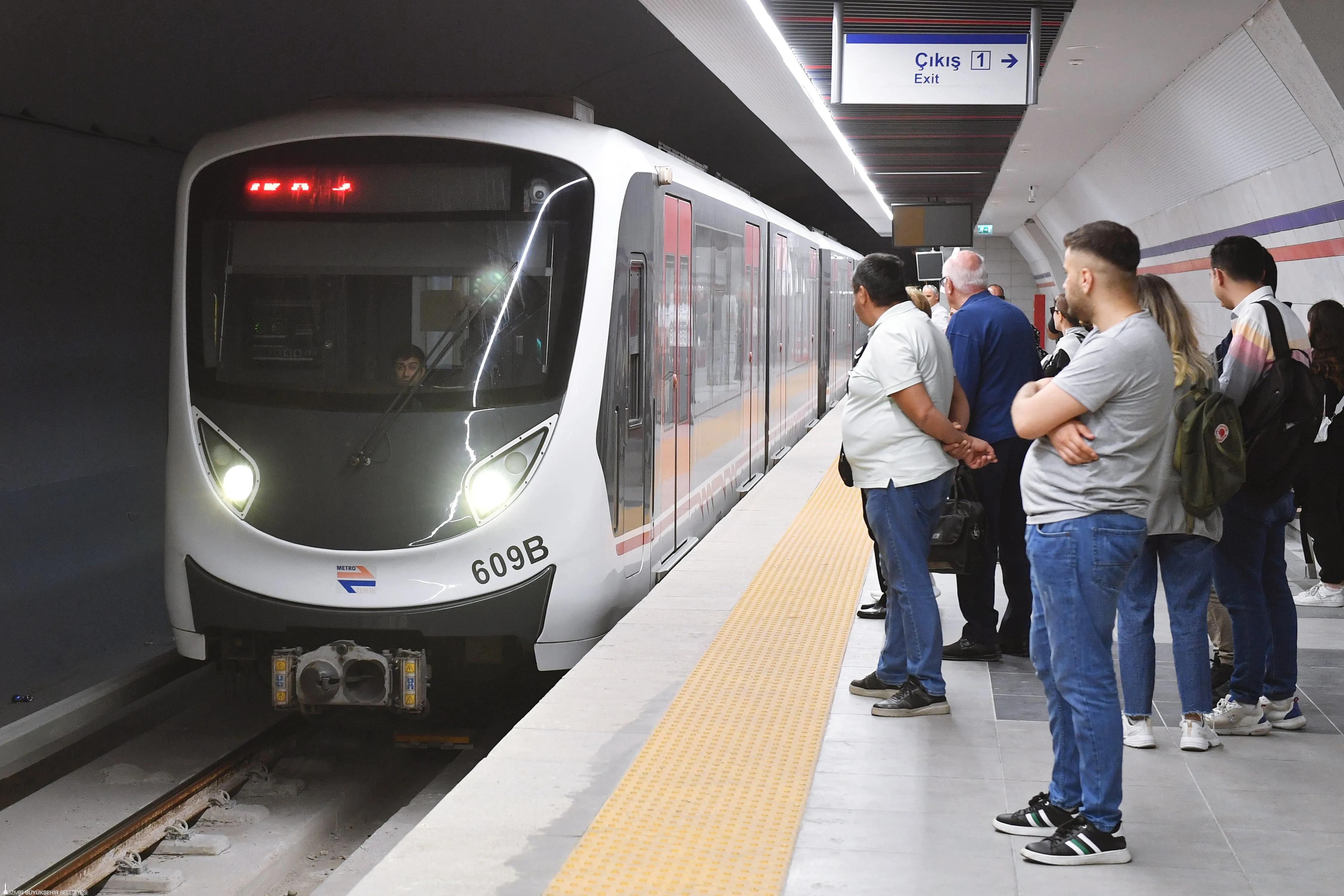  İZBB, Narlıdere Metrosu'nda sefer sıklığını 8 dakikaya indirdi. Evka-3'ten Narlıdere Kaymakamlık'a uzanan hattaki seferlerin sıklaşmasıyla İzmirliler daha konforlu bir ulaşım deneyimi yaşayacak.