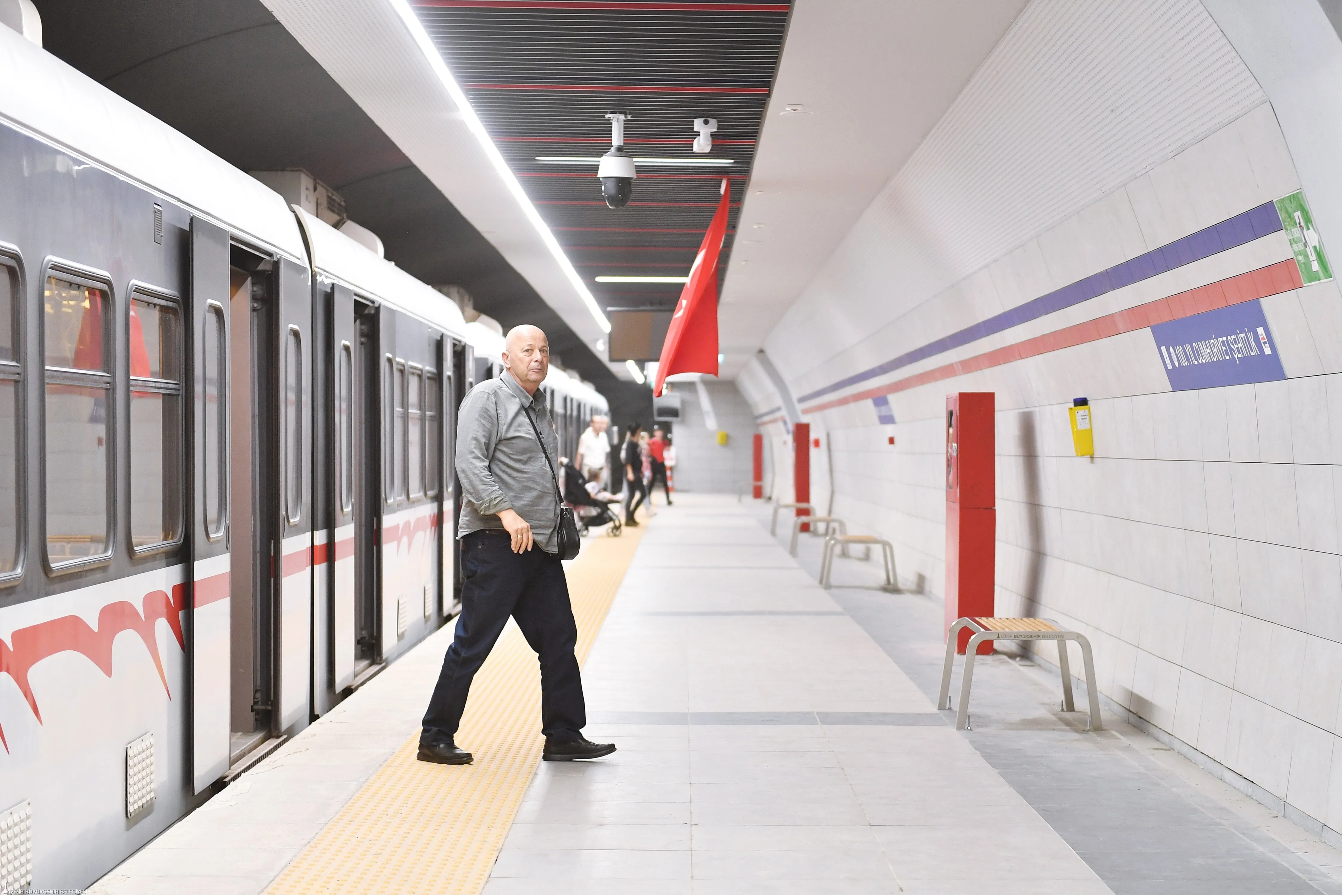  İZBB, Narlıdere Metrosu'nda sefer sıklığını 8 dakikaya indirdi. Evka-3'ten Narlıdere Kaymakamlık'a uzanan hattaki seferlerin sıklaşmasıyla İzmirliler daha konforlu bir ulaşım deneyimi yaşayacak.