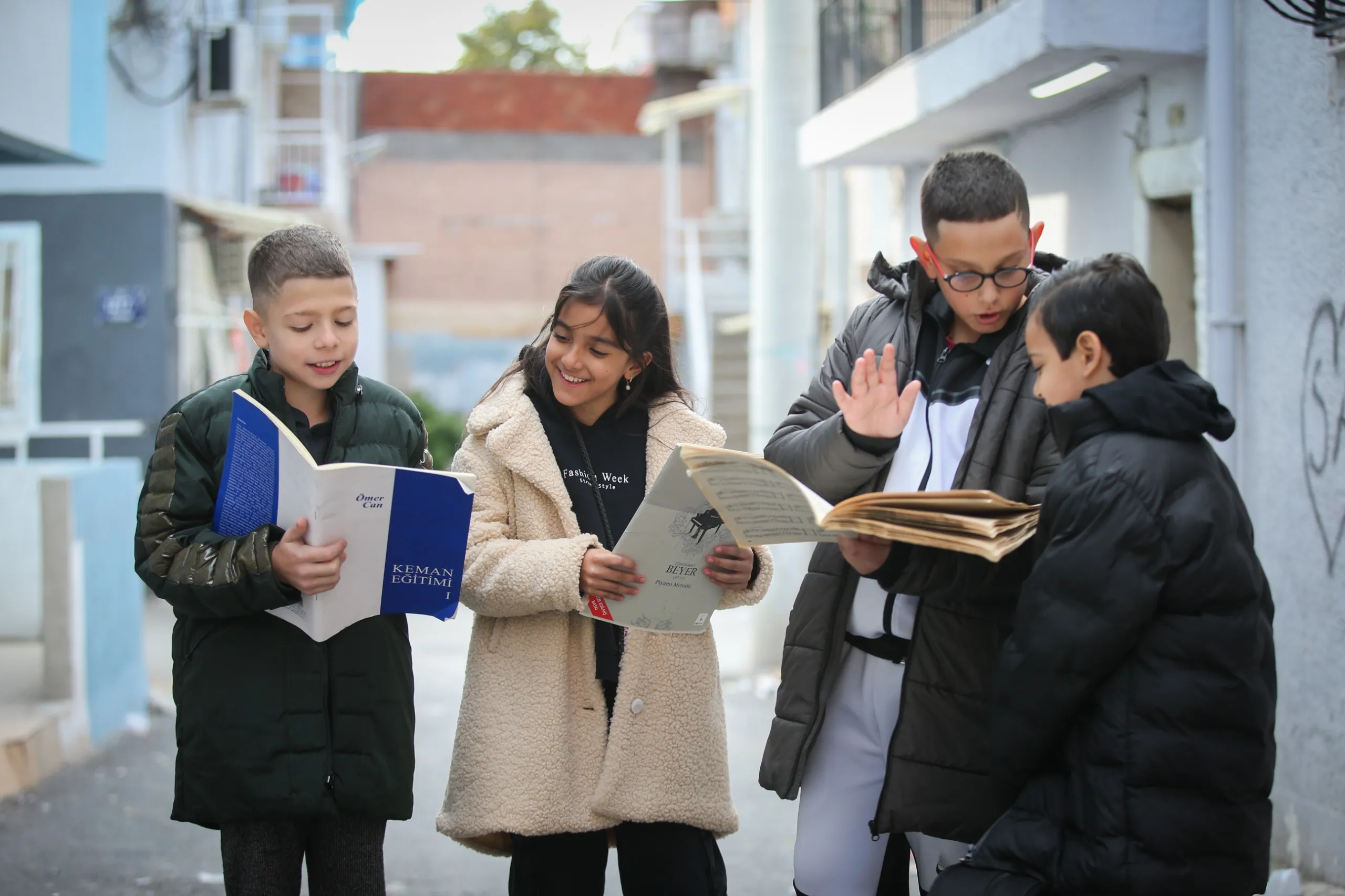 Konak Belediye Başkanı Nilüfer Çınarlı, 23 Nisan'da makamında ağırladığı Roman çocuklarının müzik hayallerini gerçekleştirdi. Çocuklar, Olten Filarmoni Orkestrası'nda eğitim almaya başladı.