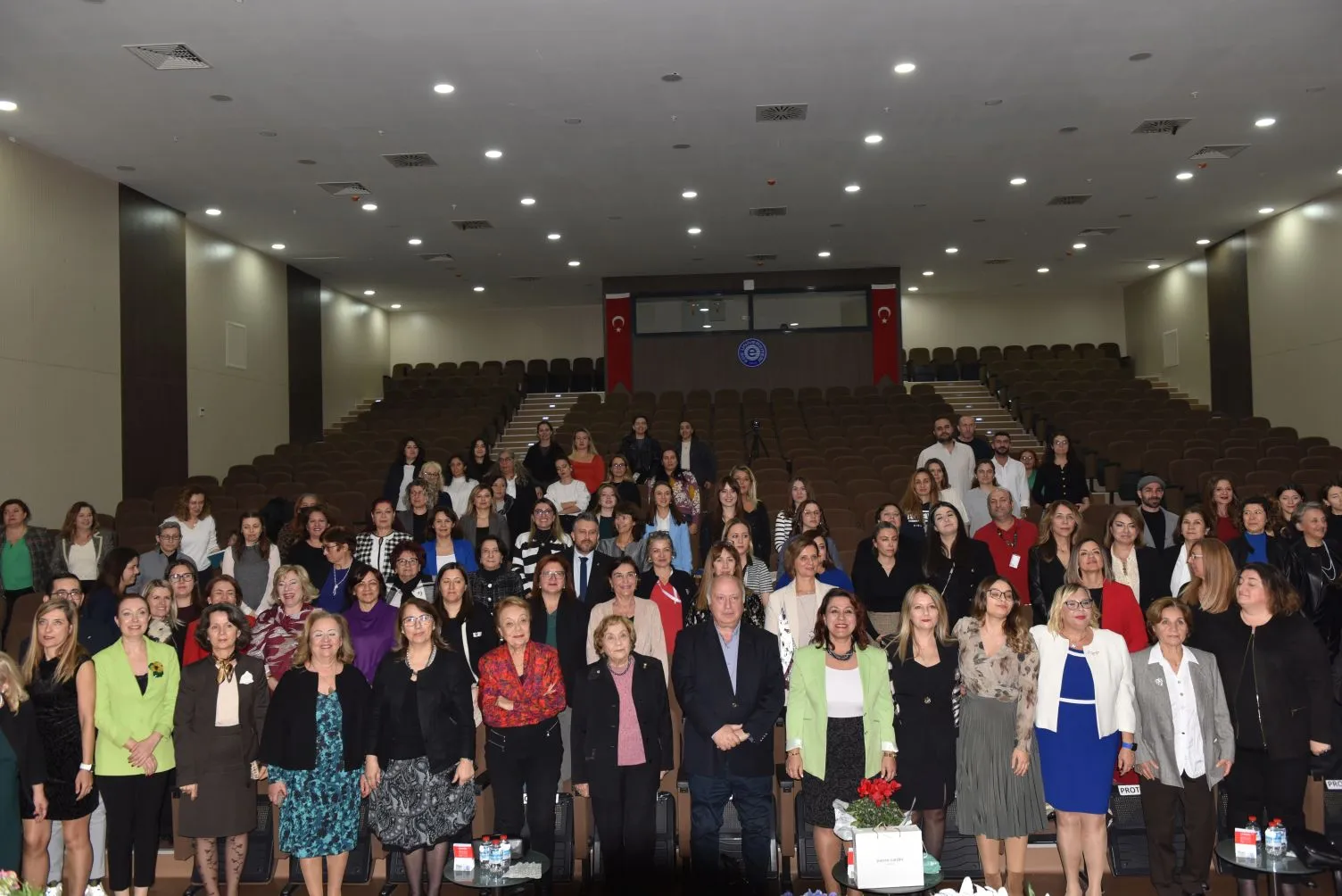 Ege Üniversitesi Hemşirelik Fakültesi'nin değerli öğretim üyesi Prof. Dr. Esra Engin, uzun yıllar süren akademik kariyerinin ardından emekli oldu.