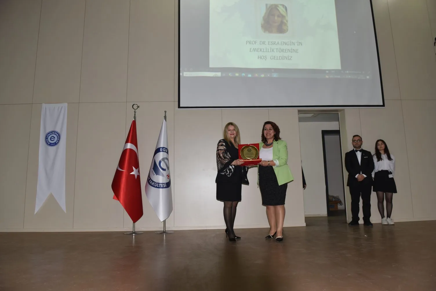 Ege Üniversitesi Hemşirelik Fakültesi'nin değerli öğretim üyesi Prof. Dr. Esra Engin, uzun yıllar süren akademik kariyerinin ardından emekli oldu.